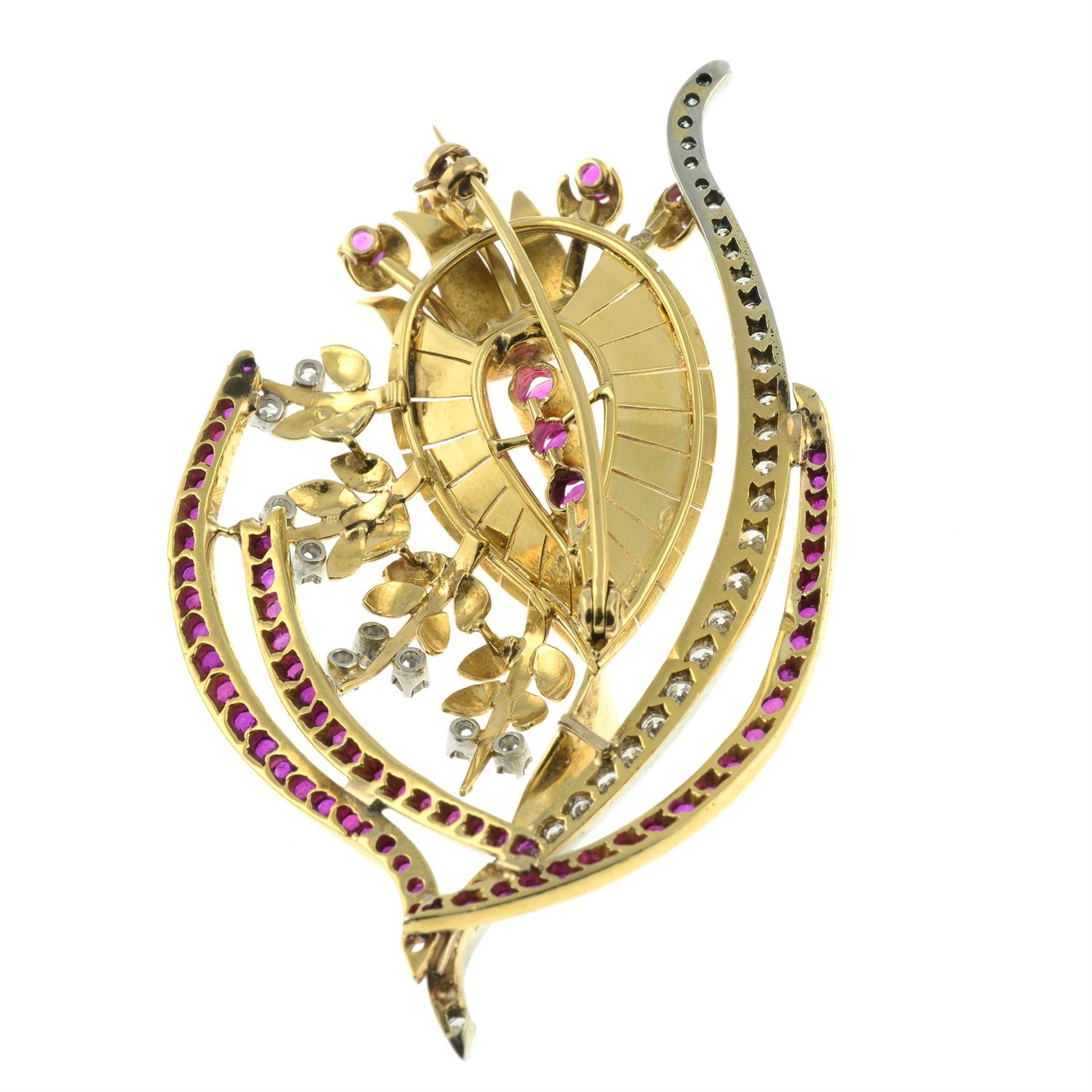 A 1940's gold ruby and brilliant-cut diamond floral brooch. - Bild 3 aus 4