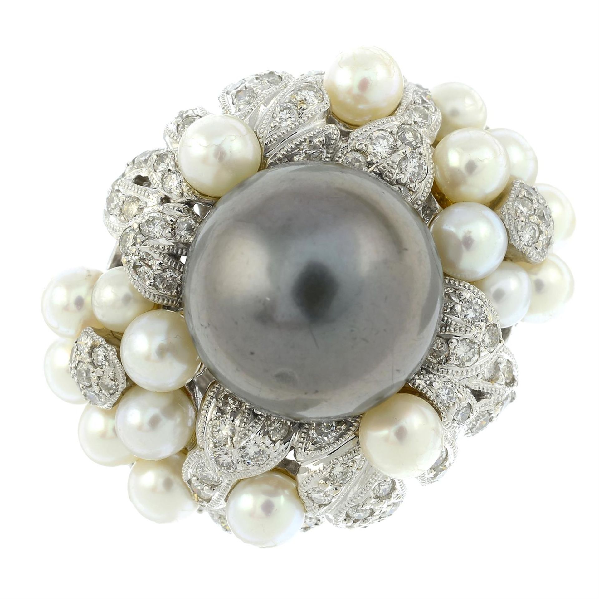 A 'Tahitian' grey cultured pearl, brilliant-cut diamond and cultured pearl floral bombé ring. - Bild 2 aus 5