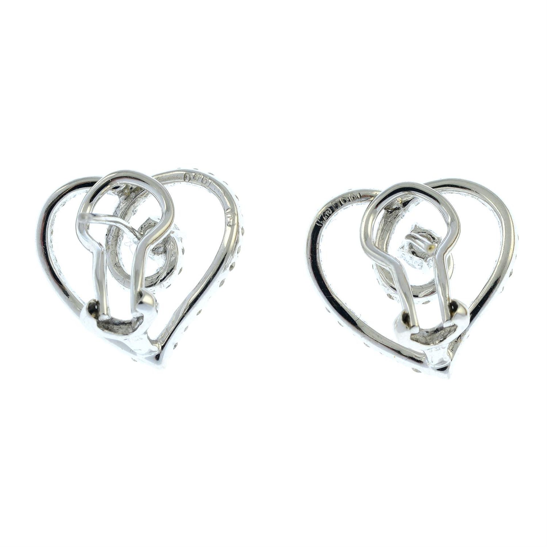 A pair of brilliant-cut diamond heart earrings. - Bild 3 aus 3