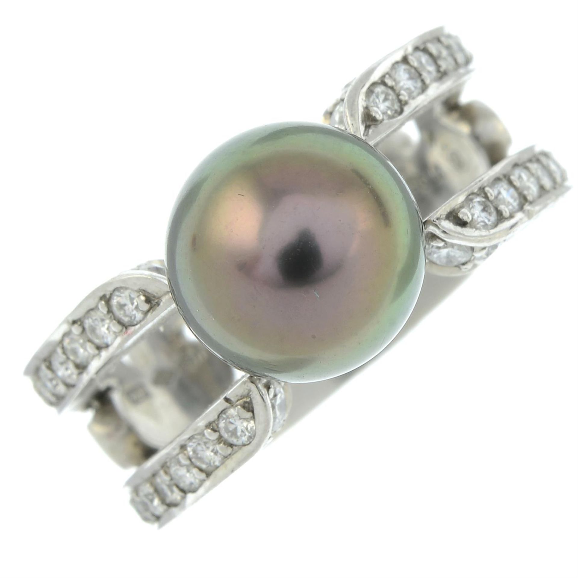A platinum 'Black South Sea' cultured pearl and brilliant-cut diamond ring, by Mikimoto. - Bild 2 aus 6