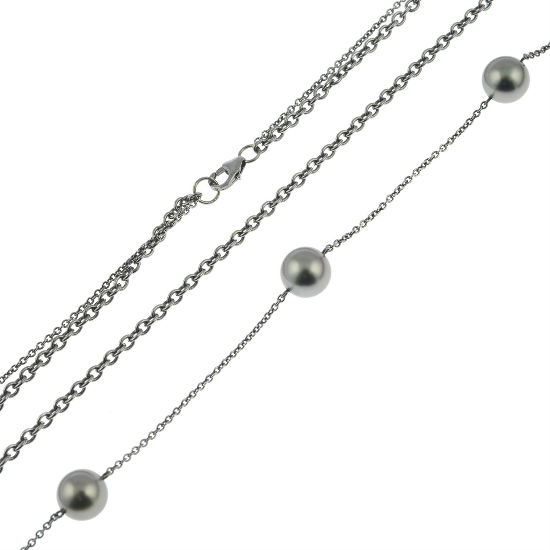 An 18ct gold 'Tahitian' cultured pearl station and plain trace-link two-strand necklace, - Bild 5 aus 5