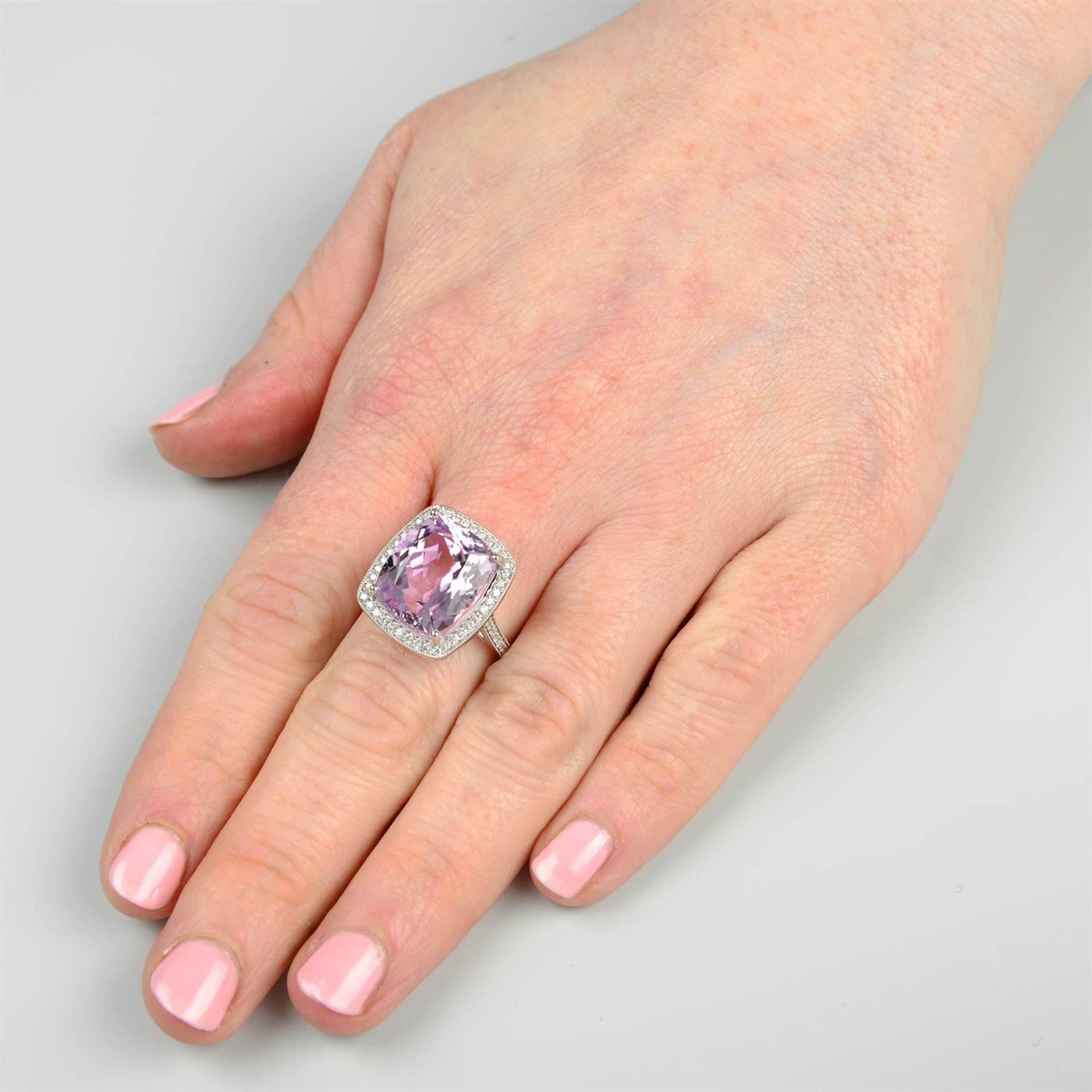 An 18ct gold kunzite and brilliant-cut diamond cluster ring. - Bild 5 aus 5