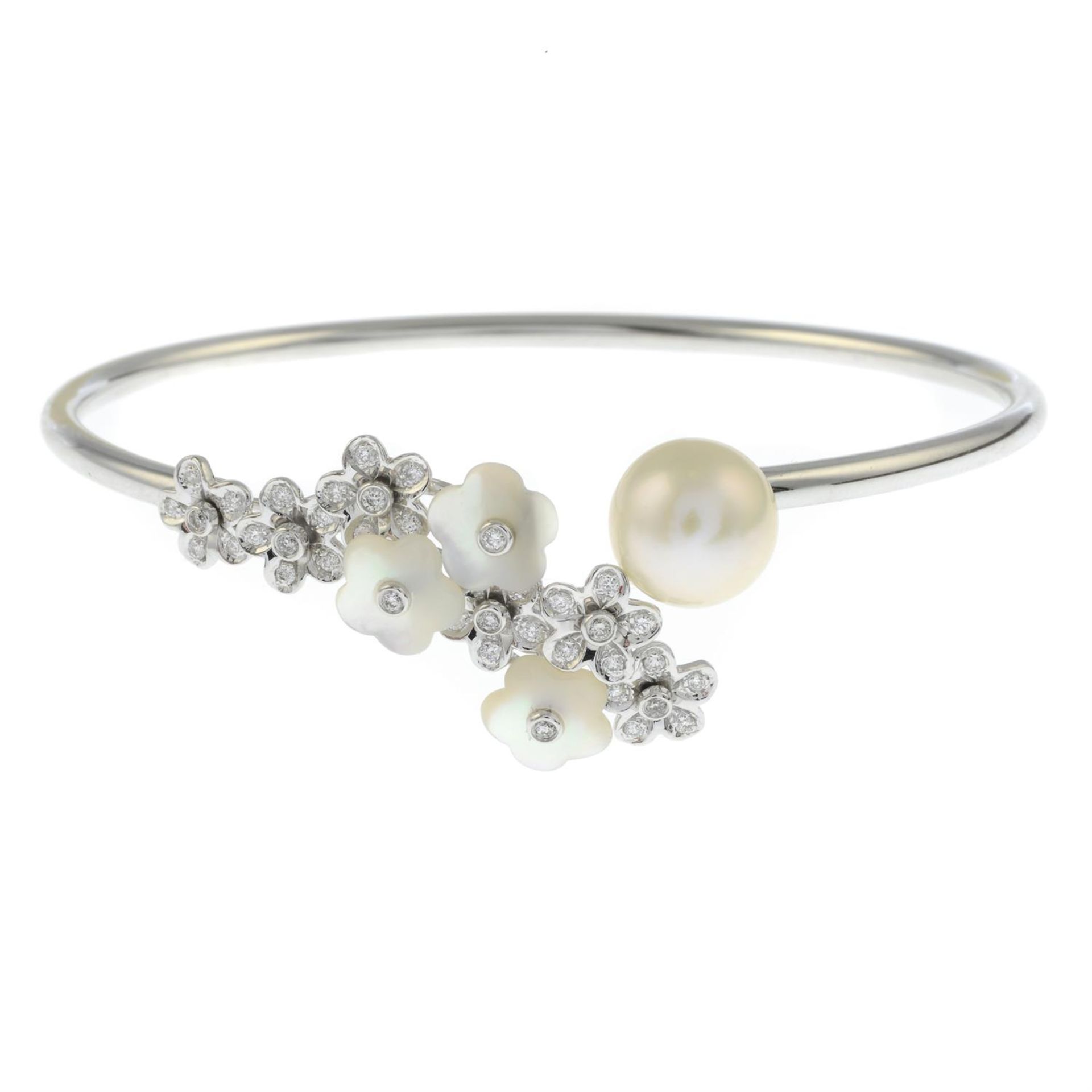 An 18ct gold diamond, mother-of-pearl and cultured pearl floral cuff bangle. - Bild 2 aus 3