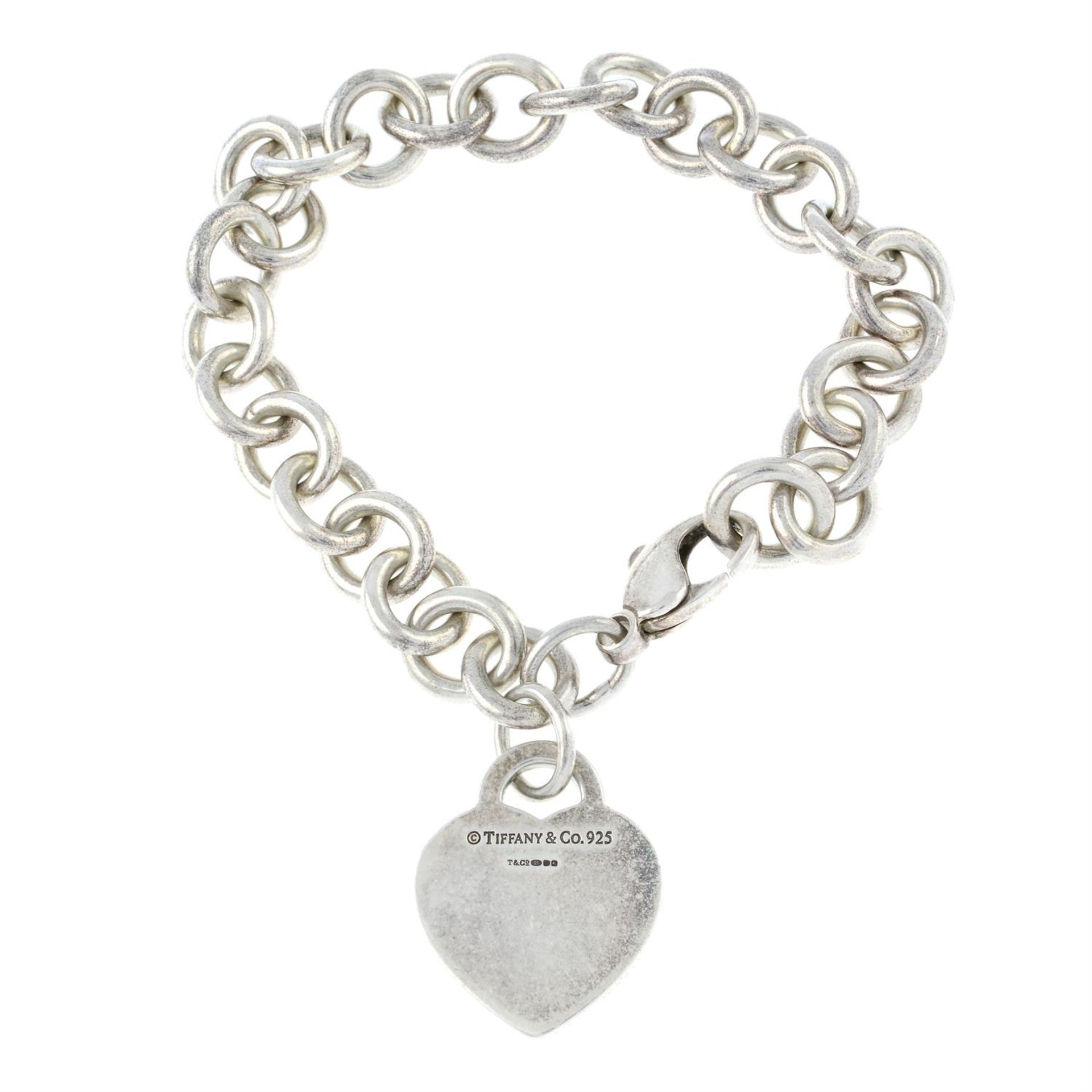 A silver 'Return to Tiffany' heart-shape tag bracelet, by Tiffany & Co. - Bild 2 aus 2