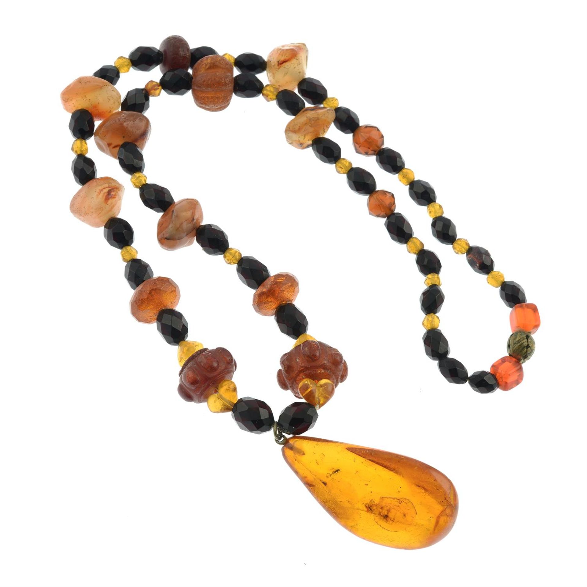 An amber and plastic bead necklace. - Bild 2 aus 2