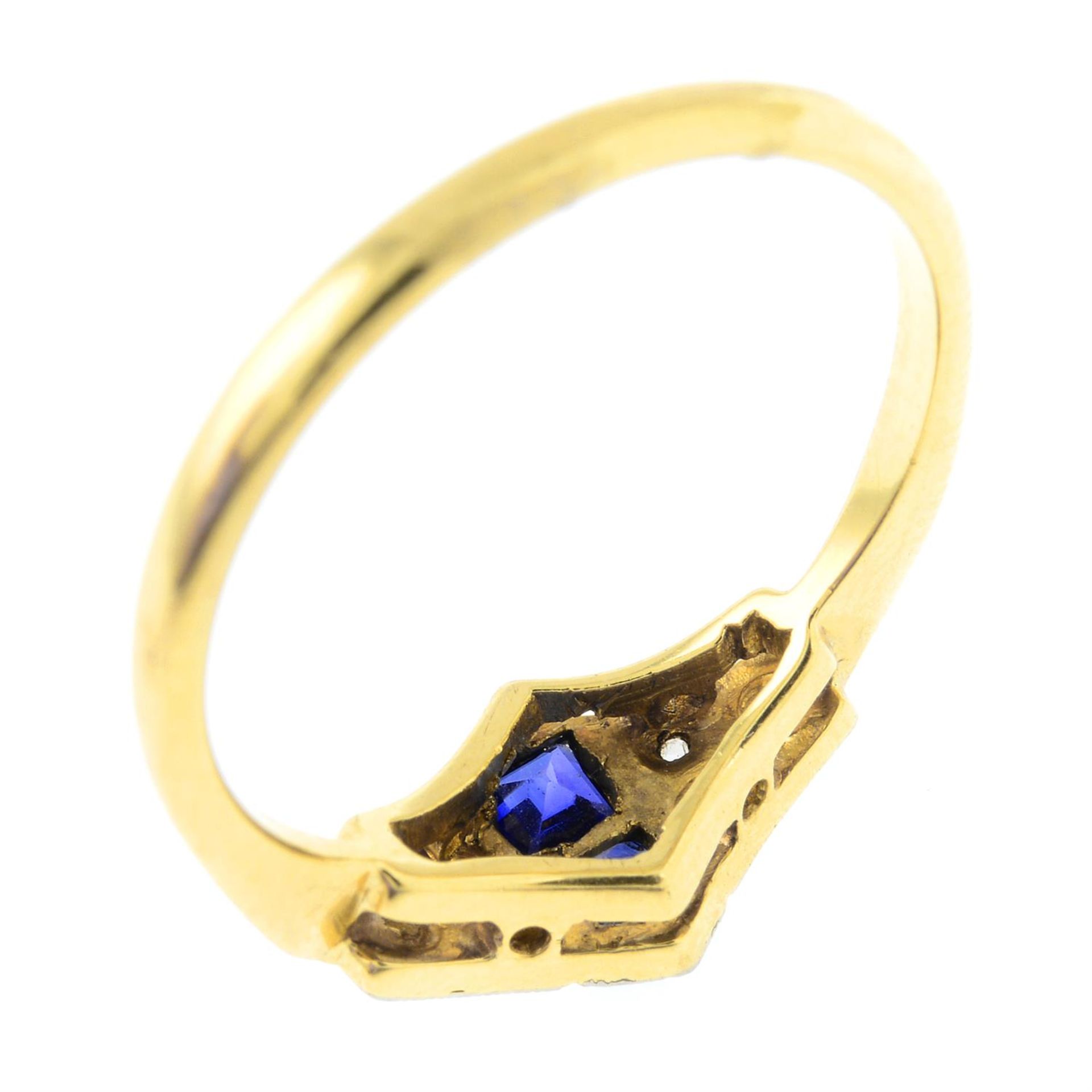 An early 20th century 18ct gold and platinum calibré-cut sapphire and rose-cut diamond cluster ring. - Bild 2 aus 2