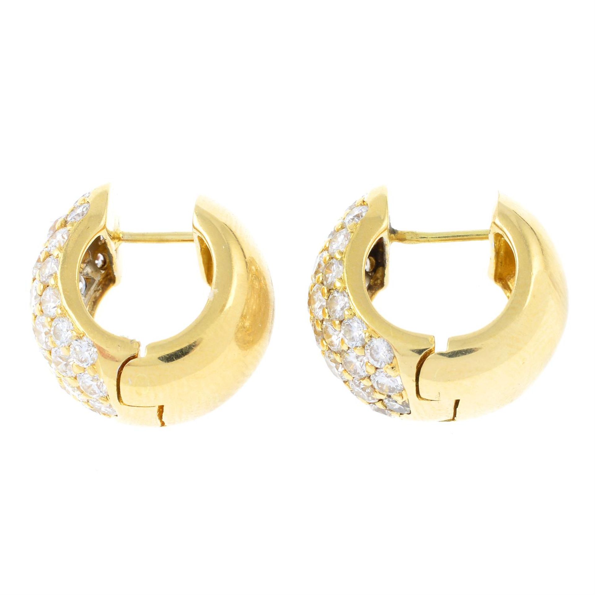 A pair of pavé-set diamond hoop earrings. - Bild 2 aus 2
