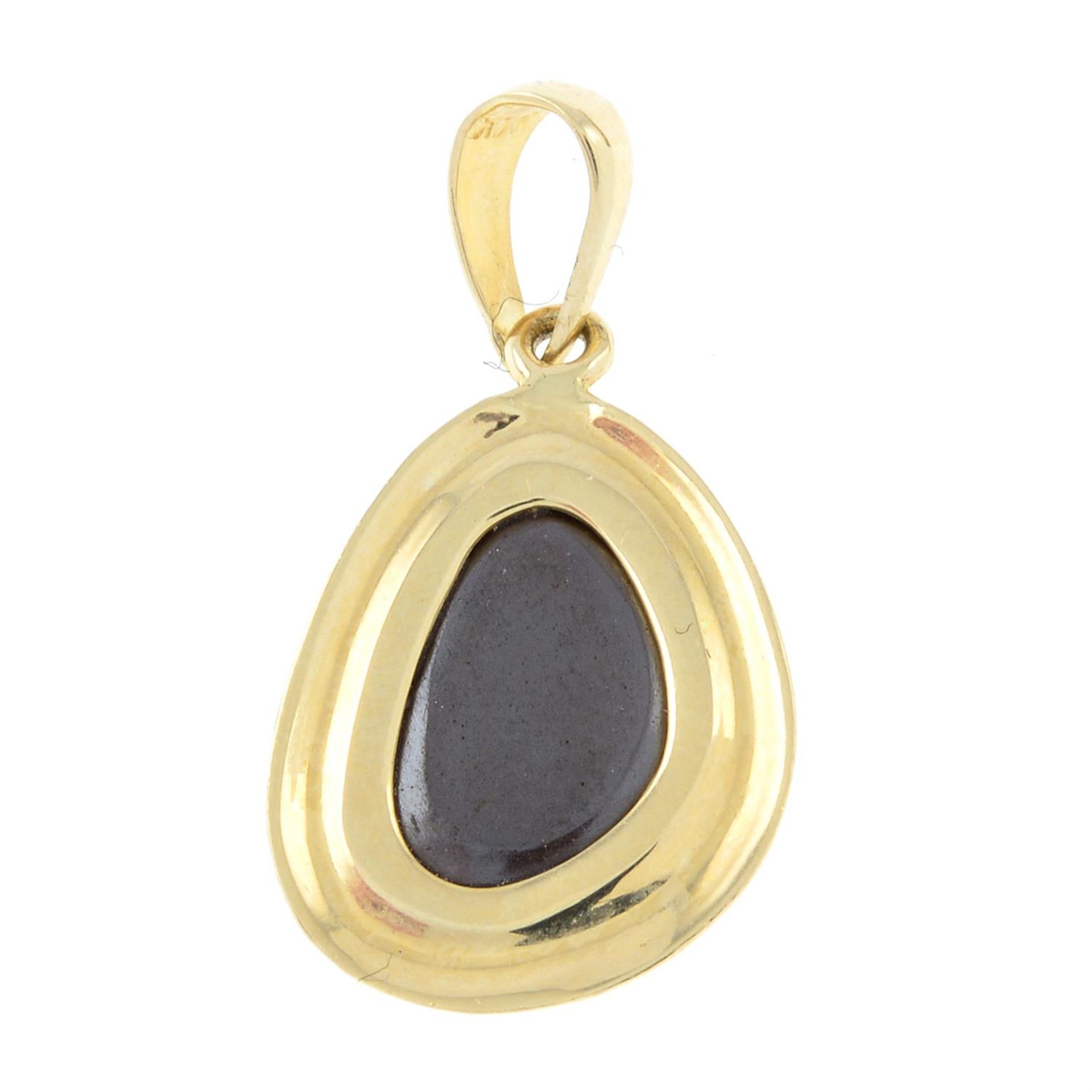 A fancy-shape opal doublet pendant. - Bild 2 aus 2
