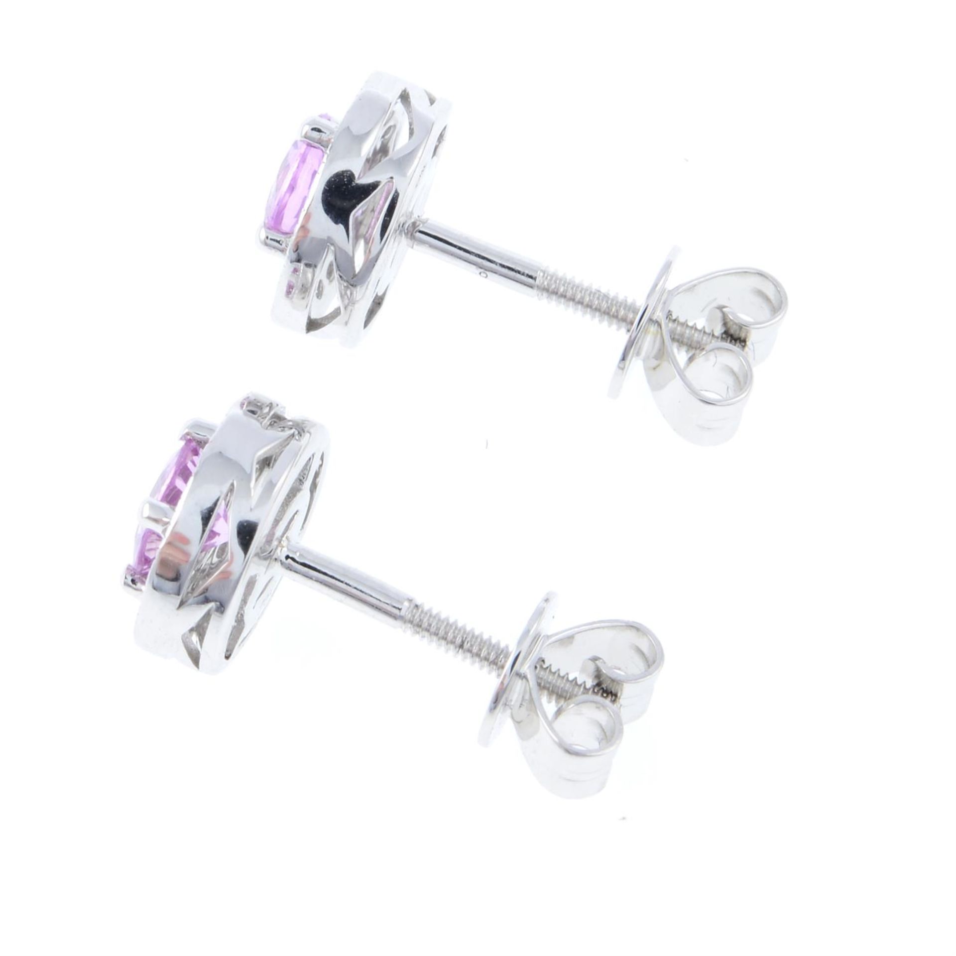 A pair of 18ct gold pink sapphire and diamond cluster earrings. - Bild 2 aus 2
