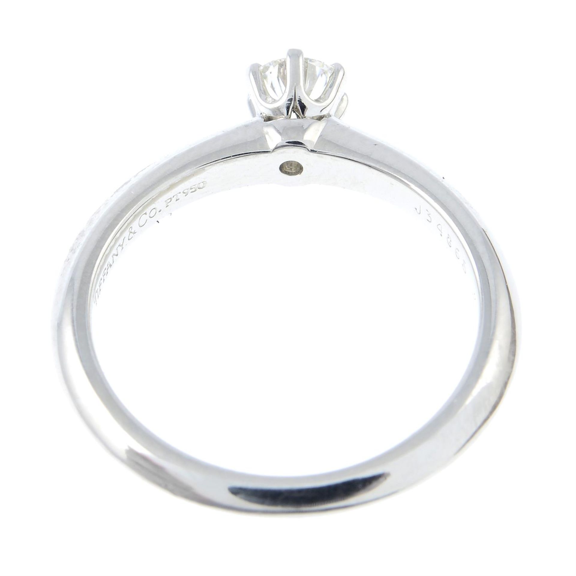 A brilliant-cut diamond single-stone ring, by Tiffany & Co. - Bild 2 aus 2