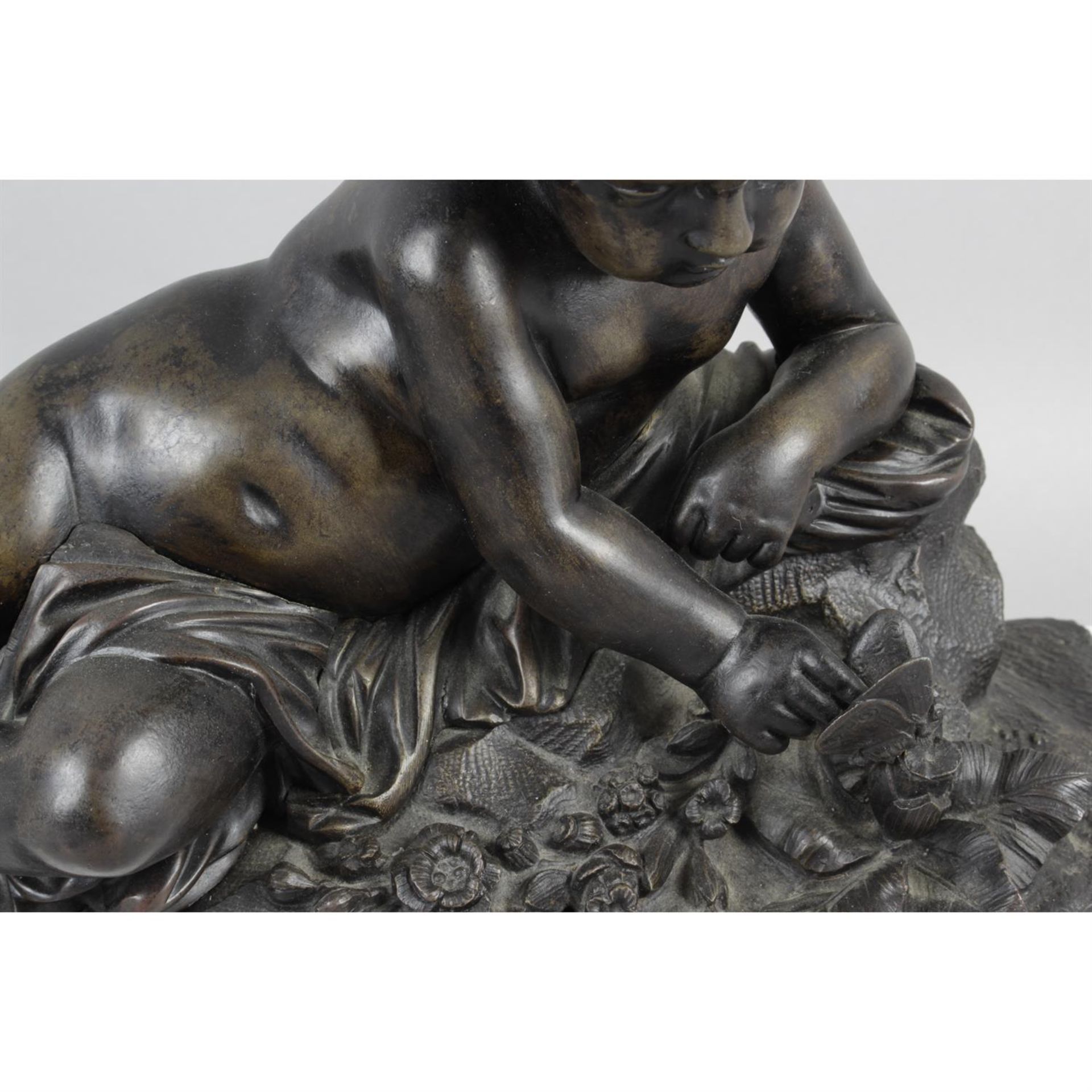 A bronze figure modelled as an infant in lateral recumbent position. - Bild 2 aus 4