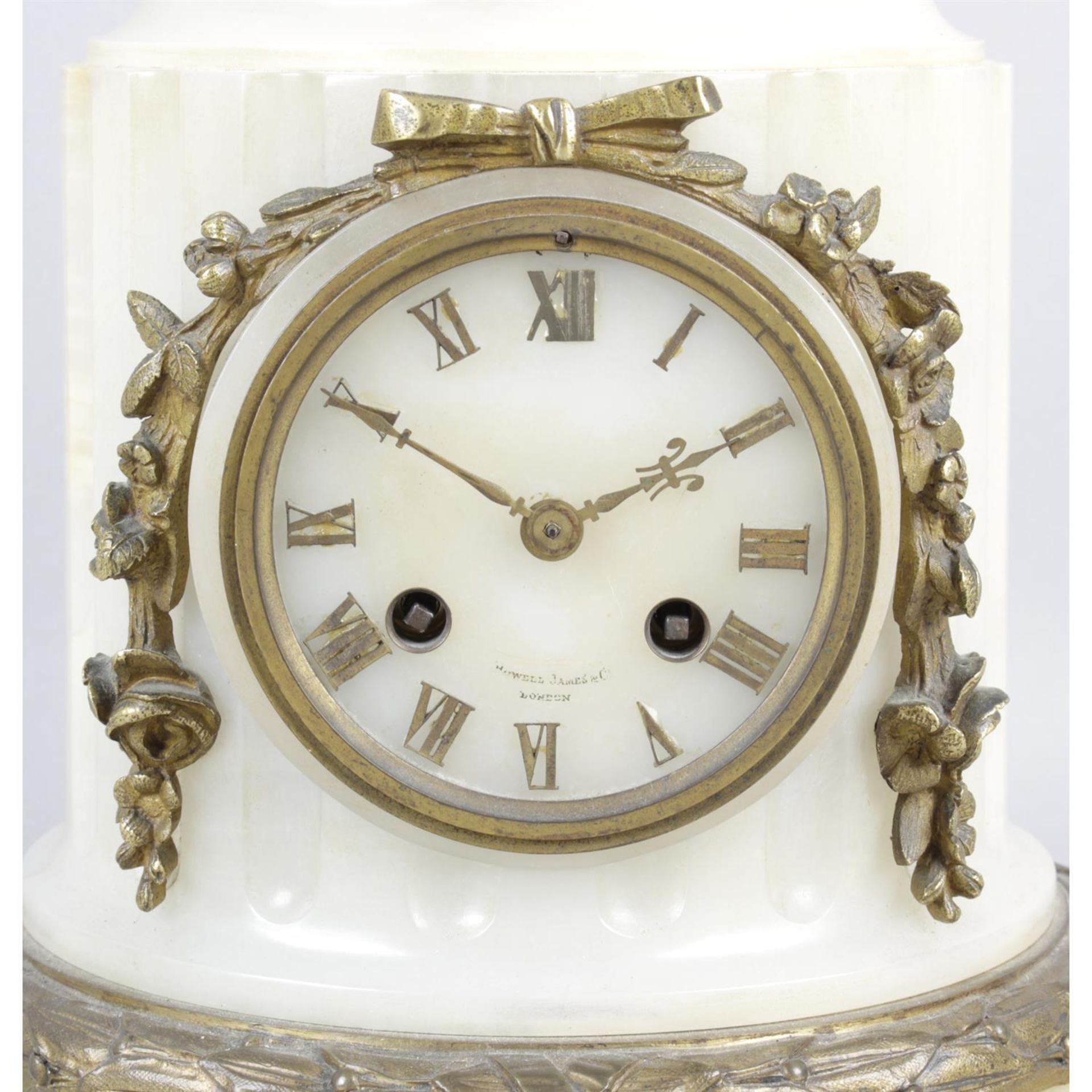 A late 19th century marble mantel clock. - Image 2 of 4