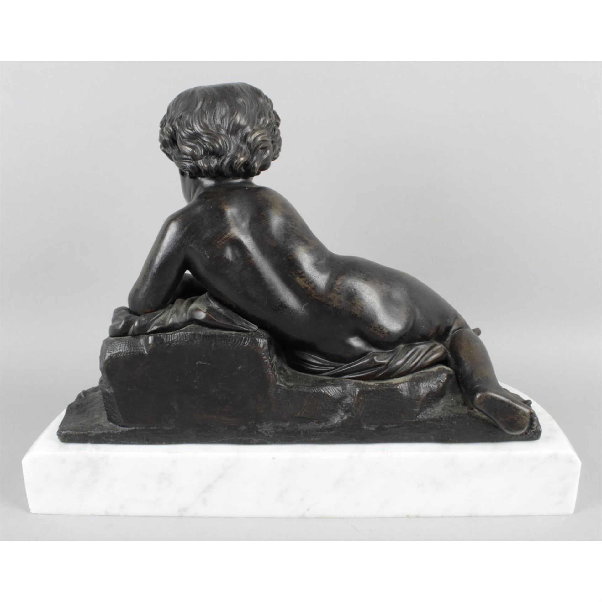 A bronze figure modelled as an infant in lateral recumbent position. - Bild 3 aus 4
