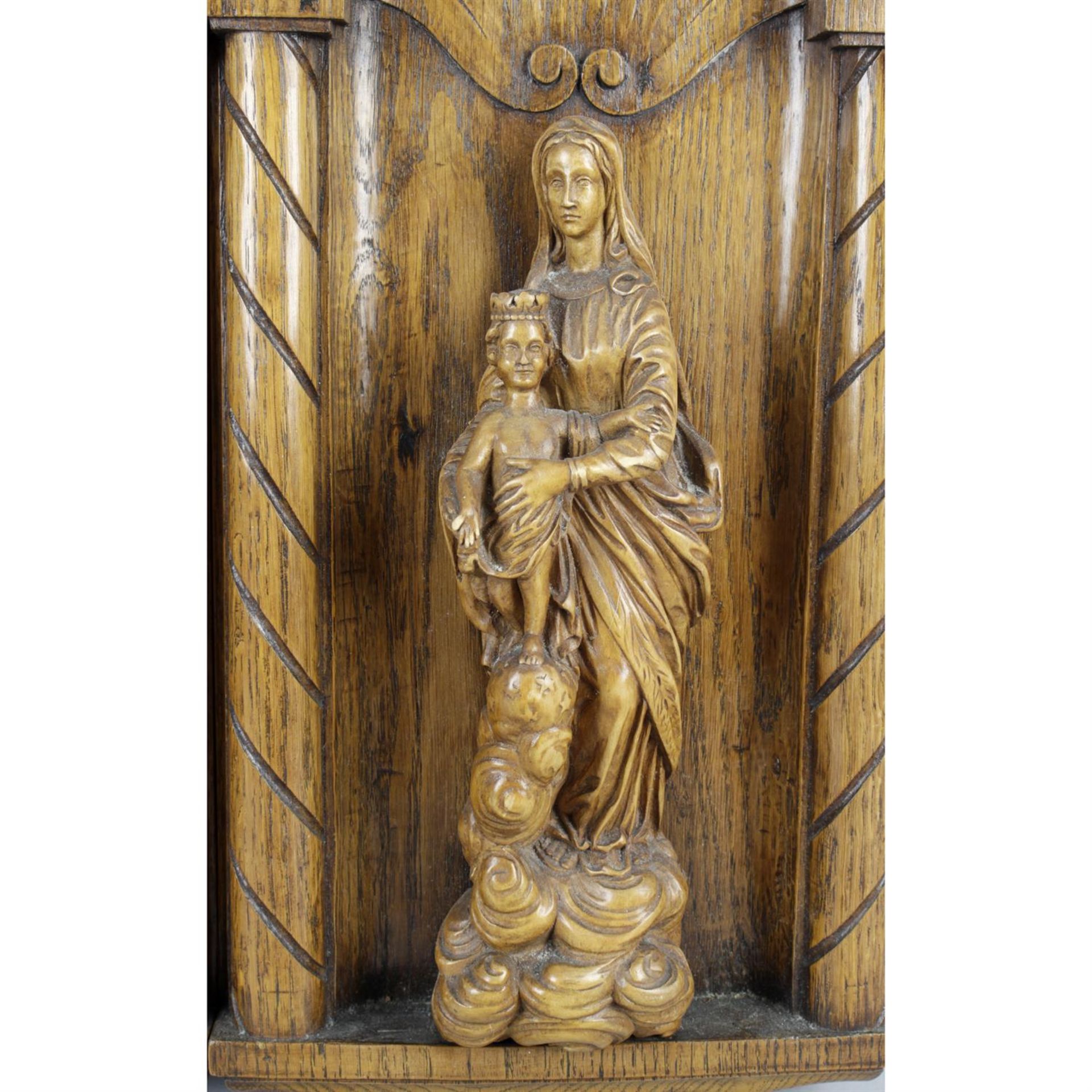 A pair of late 19th century carved oak allegorical wall plaques. - Bild 3 aus 6