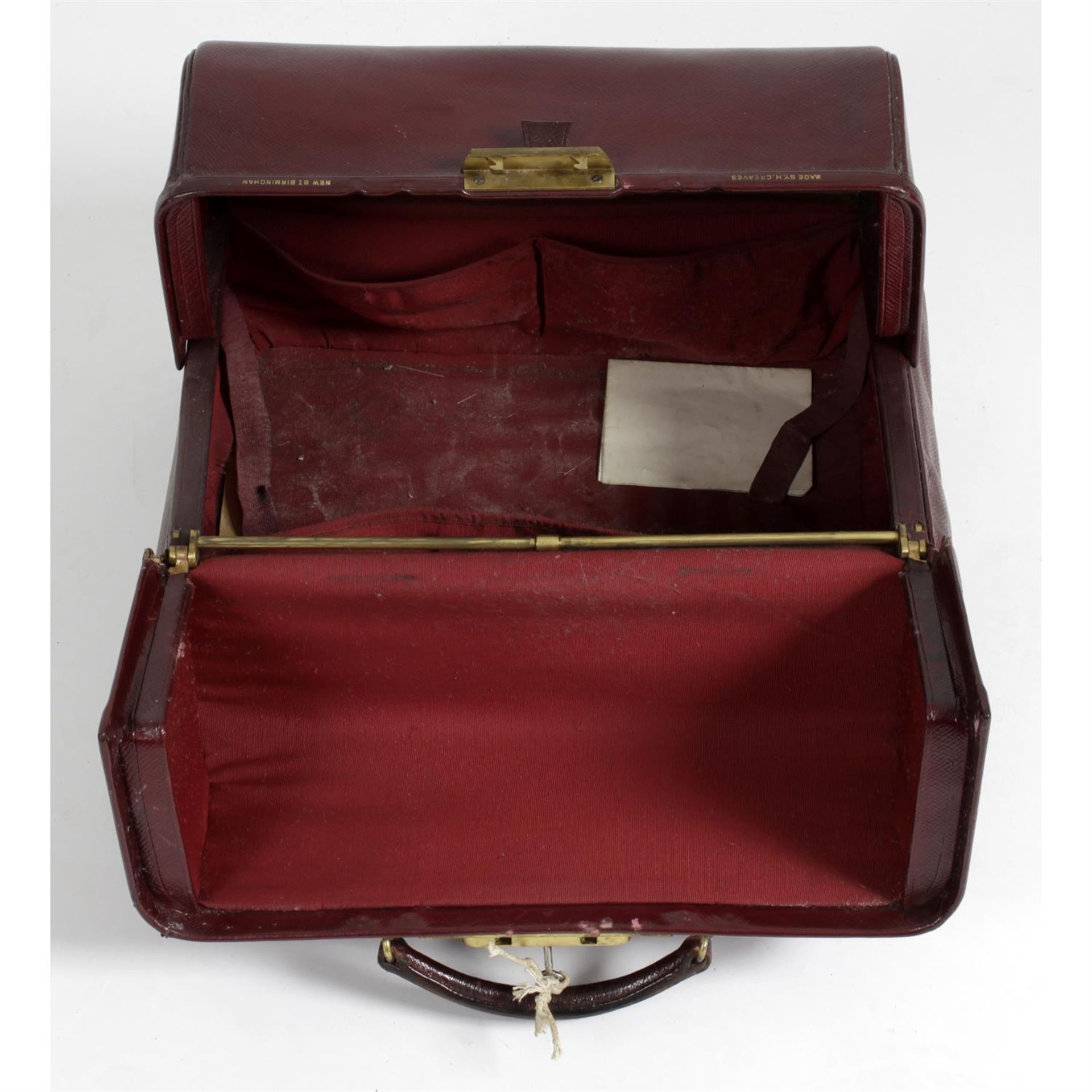 An early 20th century H. Greaves burgundy leather travel case. - Bild 2 aus 2