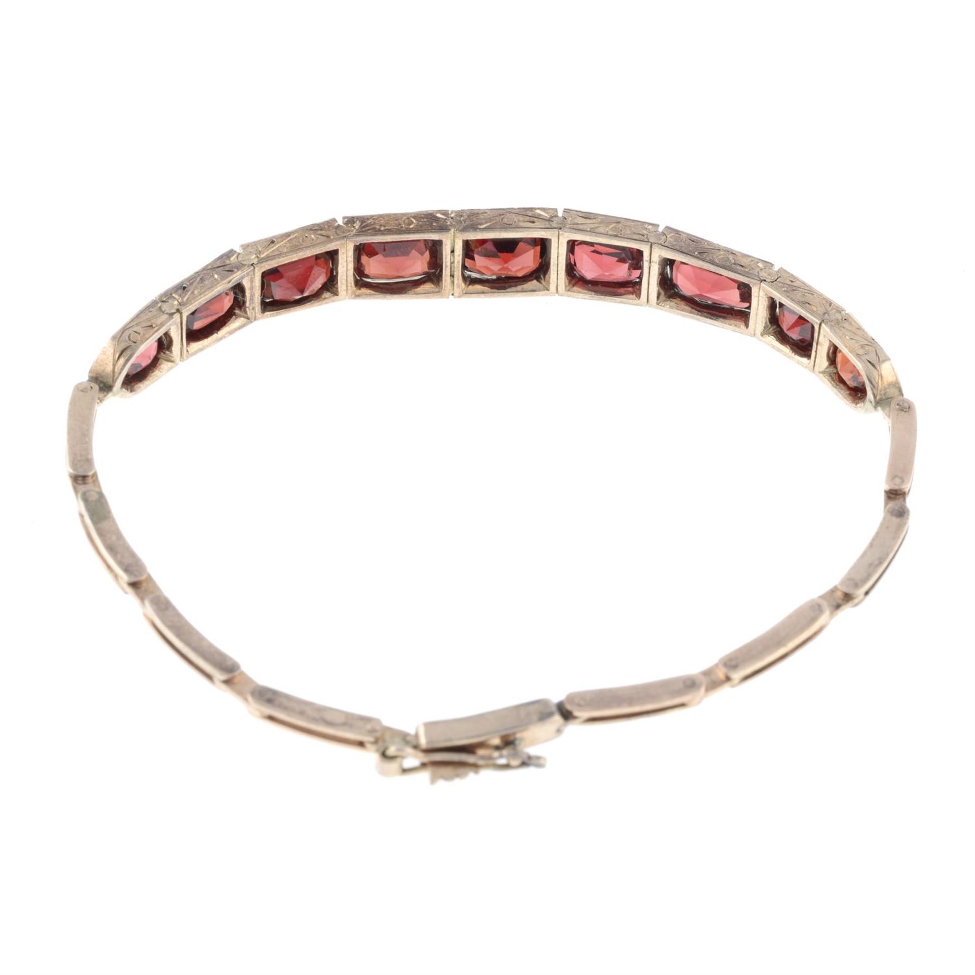 An early 20th century garnet bracelet. - Bild 2 aus 2