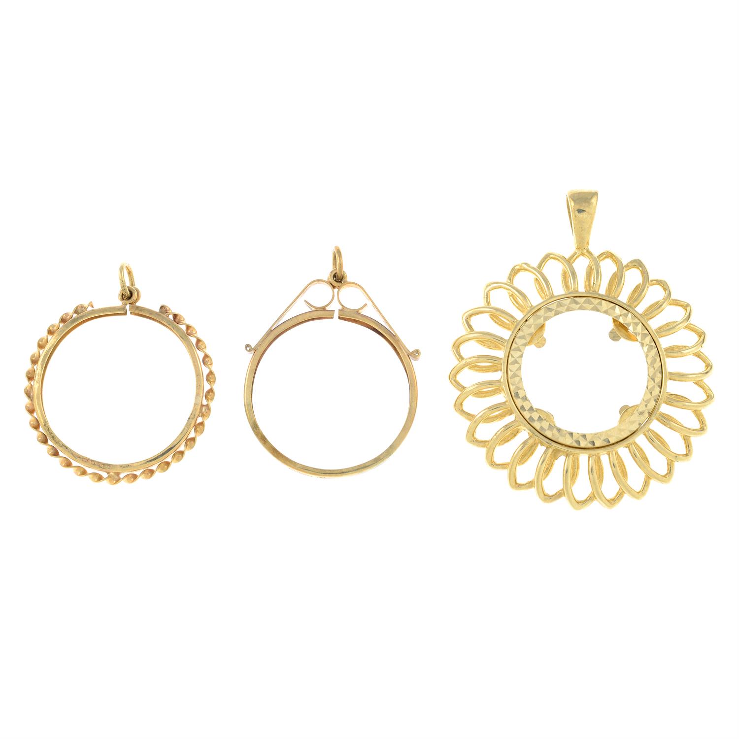 Three 9ct gold sovereign pendant mounts.