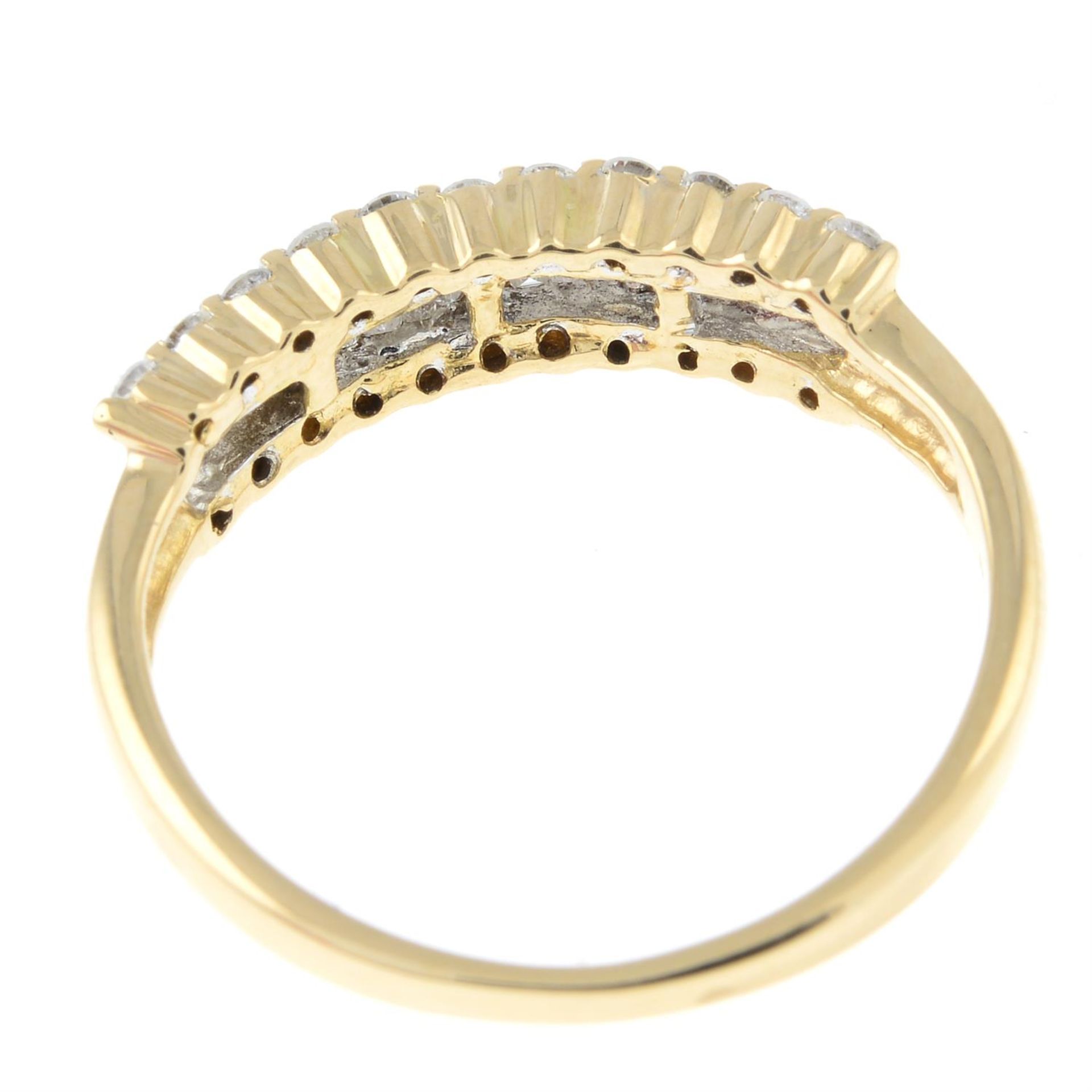 An 18ct gold vari-cut diamond three-row band ring. - Bild 2 aus 2