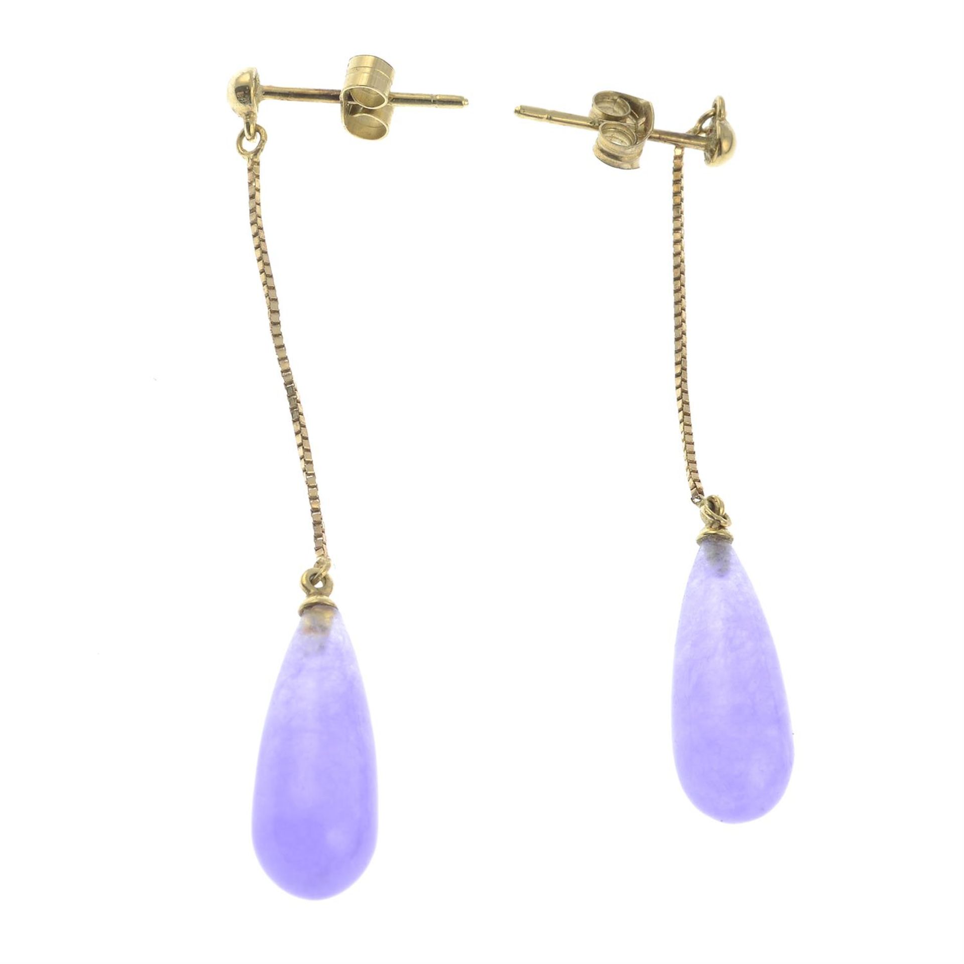 A pair of lavender jade drop stud earrings. - Bild 2 aus 2