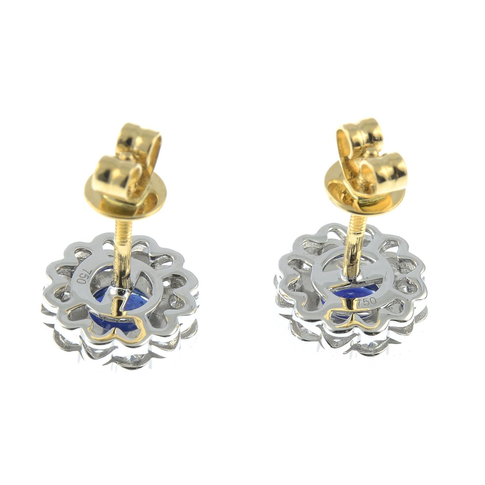 A pair of 18ct gold sapphire and diamond cluster stud earrings. - Bild 2 aus 2