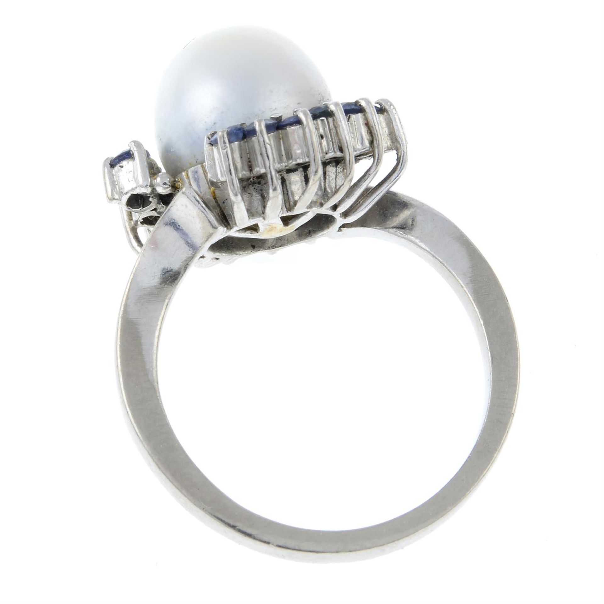 A cultured pearl and sapphire dress ring. - Bild 2 aus 3