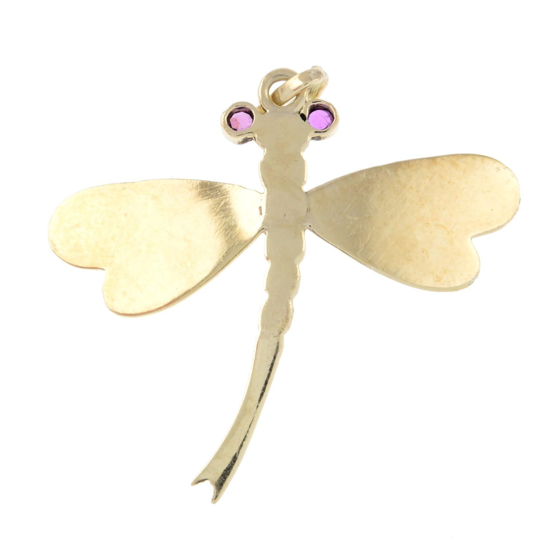 A mid 20th century 9ct gold ruby accent dragonfly pendant. - Bild 2 aus 2