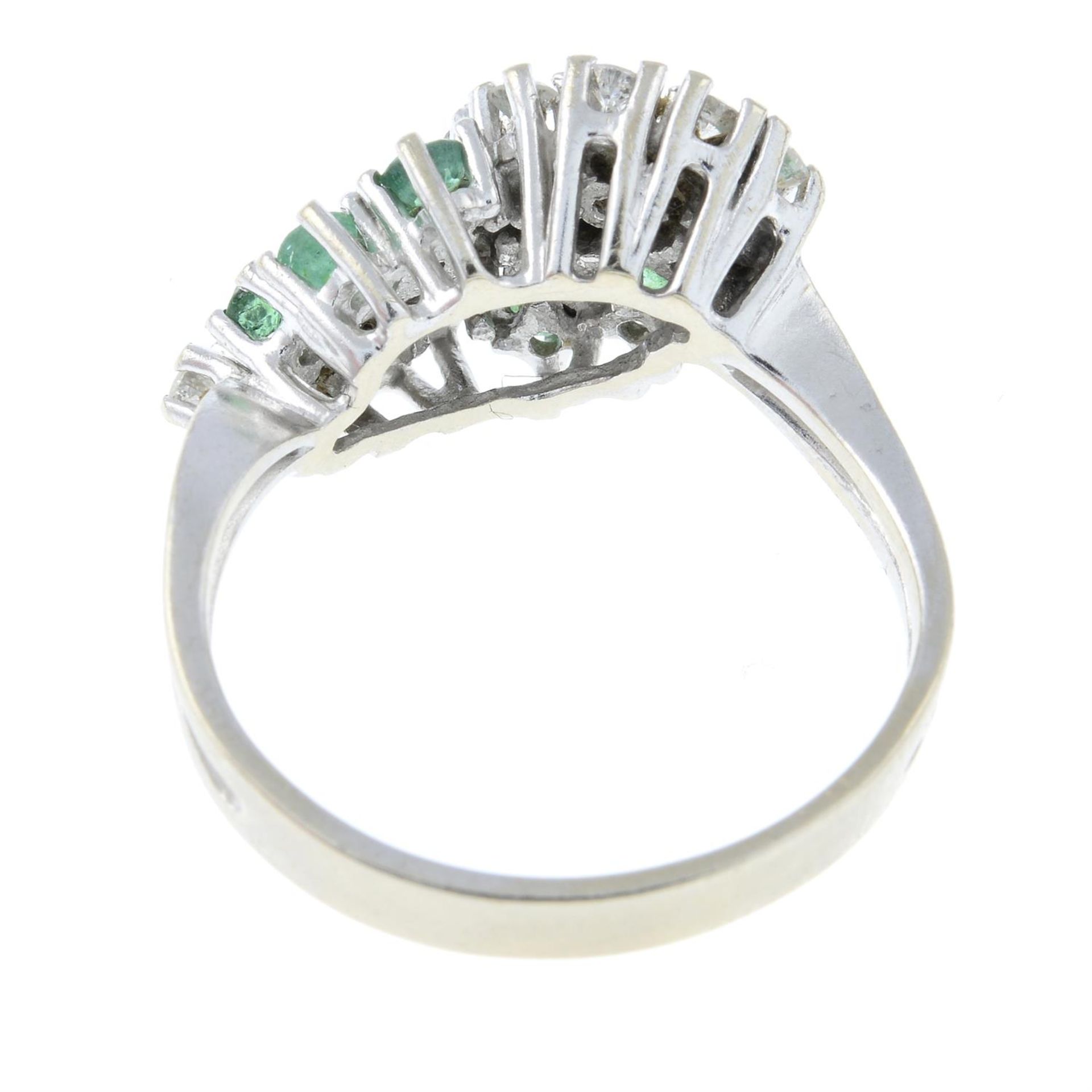 A brilliant-cut diamond and emerald cluster ring. - Bild 2 aus 2