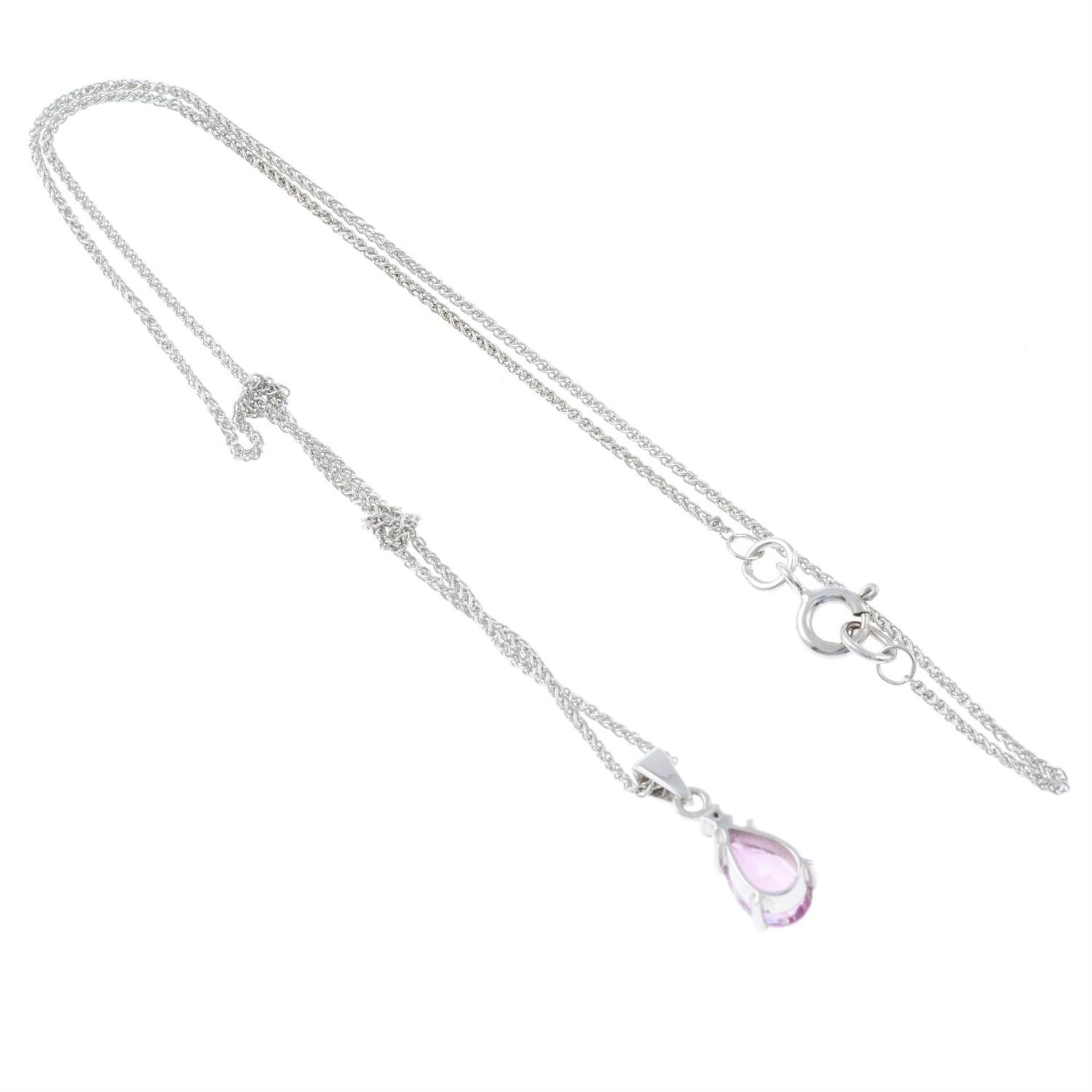 A pink sapphire and diamond pendant with chain. - Bild 2 aus 2