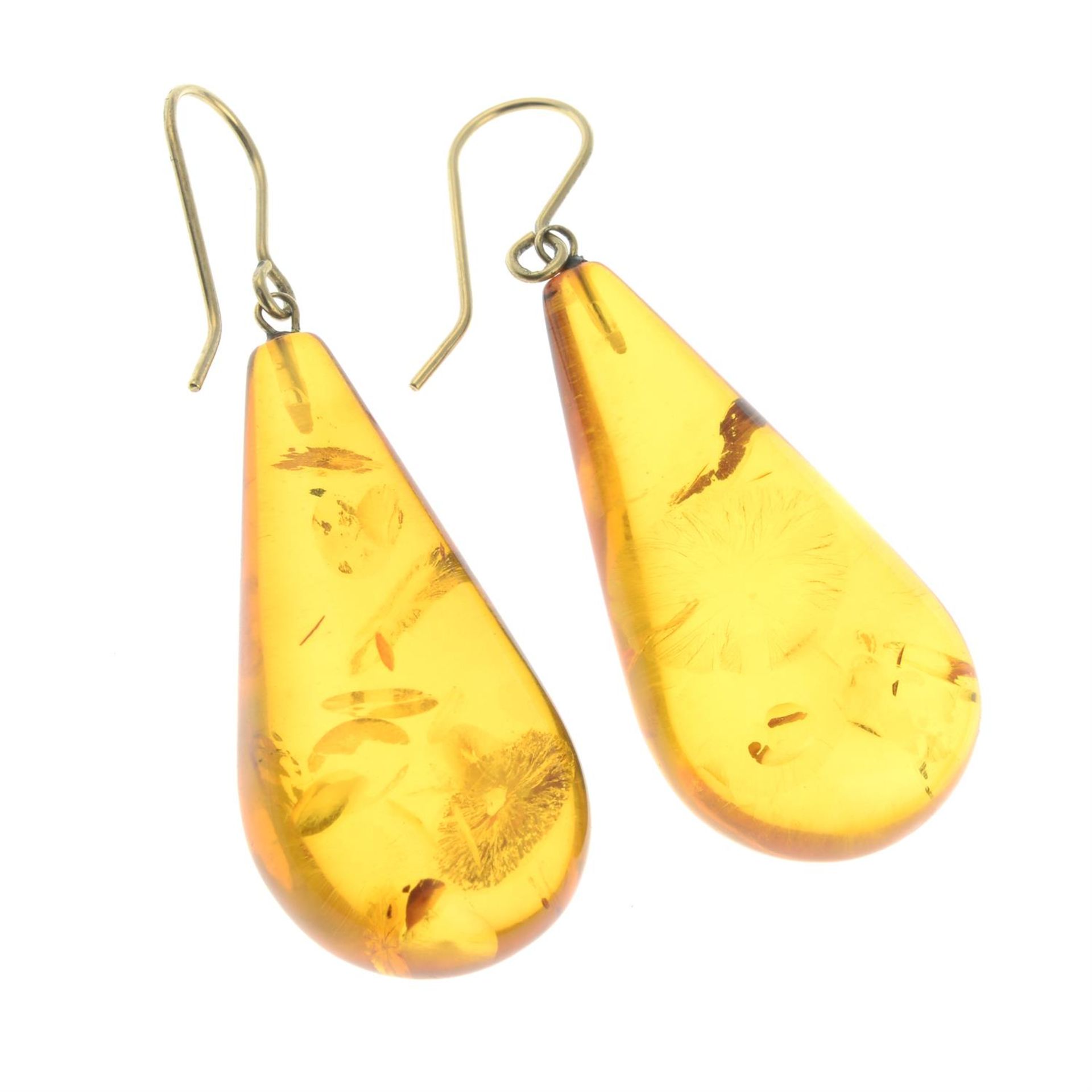 A pair of amber drop earrings. - Bild 2 aus 2