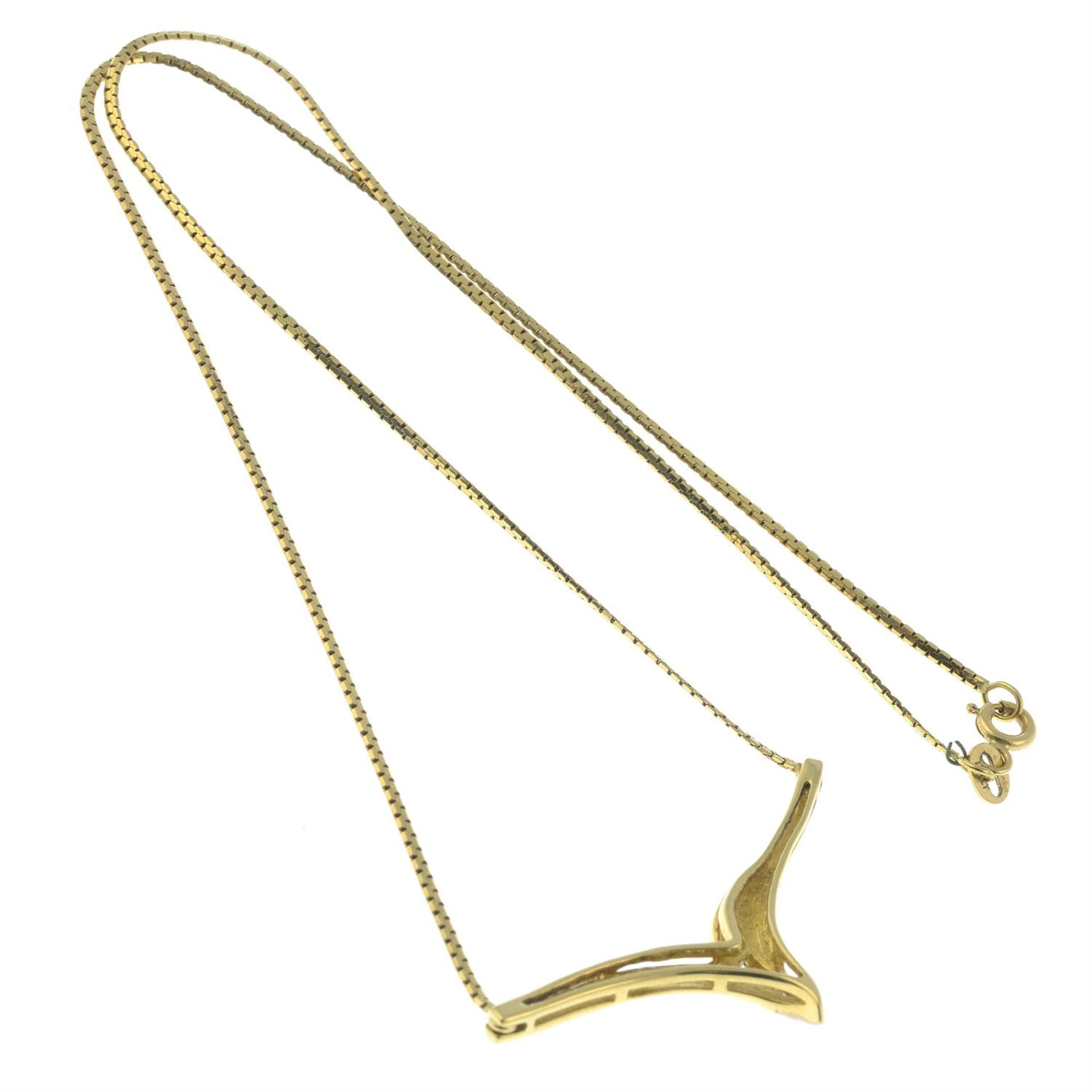 An 18ct bi-colour gold brilliant-cut diamond chevron necklace. - Bild 2 aus 2