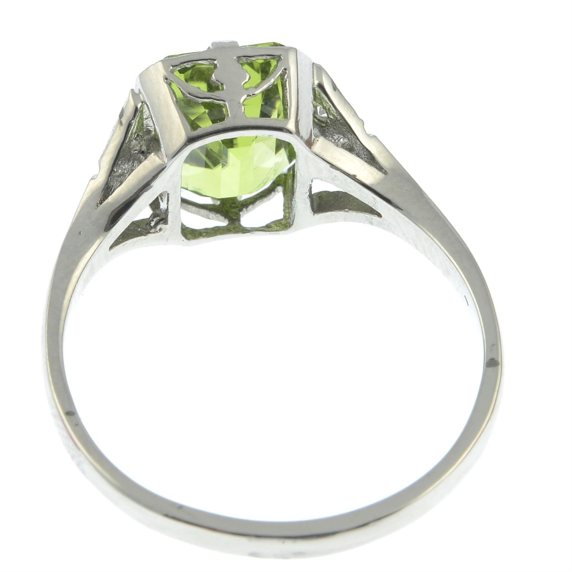 A peridot and brilliant-cut diamond ring. - Bild 2 aus 2