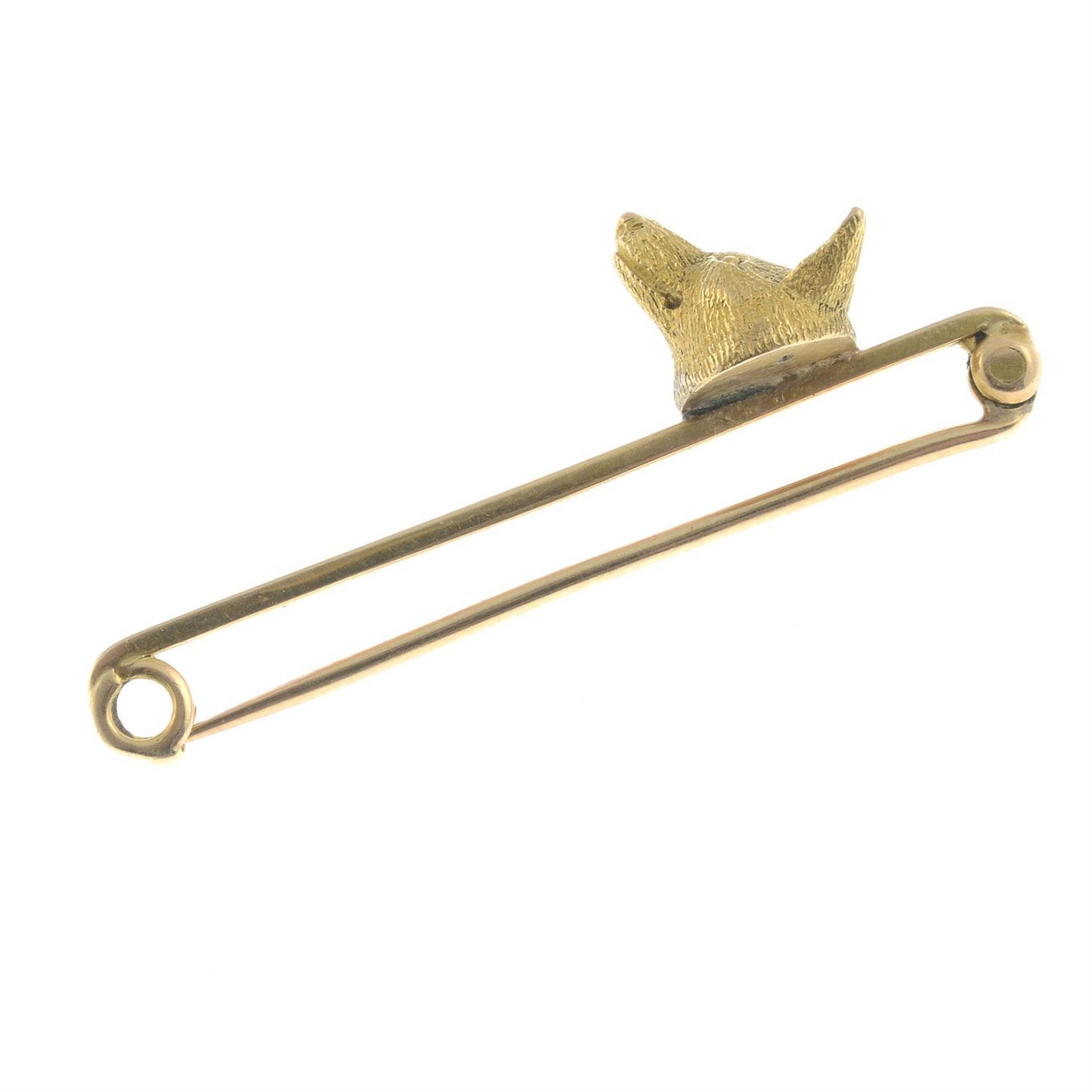 A late Victorian 15ct gold fox head bar brooch. - Bild 2 aus 2