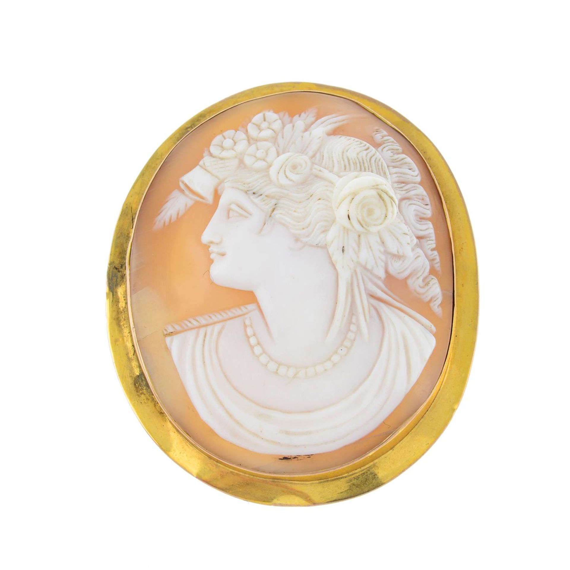 A late Victorian 9ct gold shell cameo brooch.
