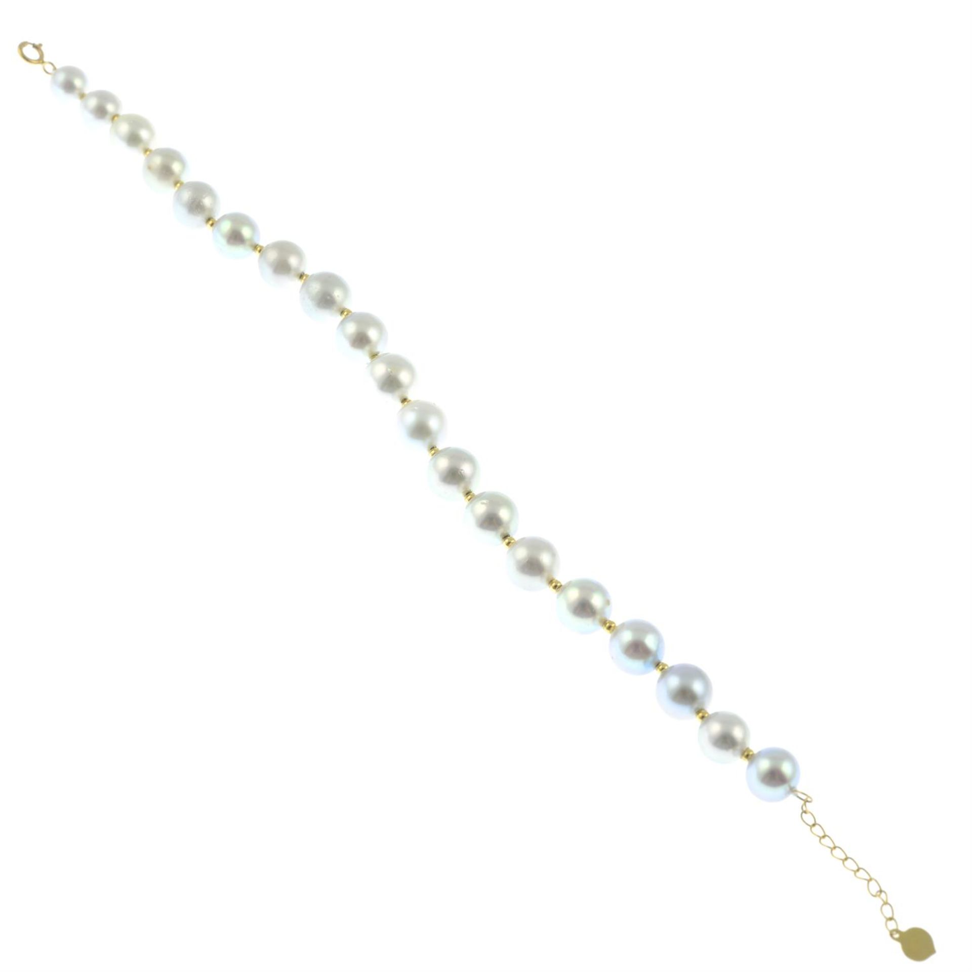 A cultured pearl single-strand bracelet, with polished bead spacers. - Bild 2 aus 2