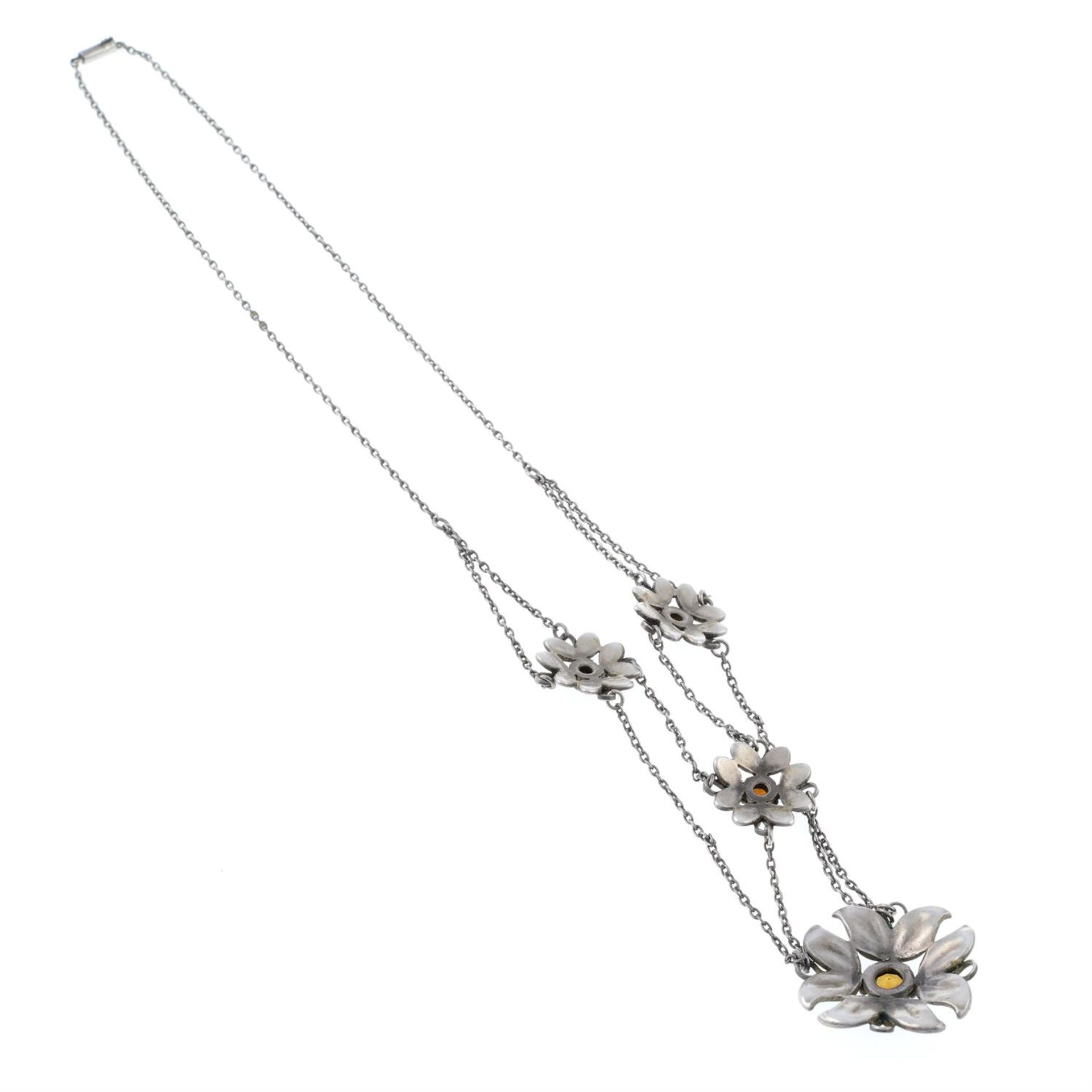 An Edwardian silver citrine and enamel floral necklace, attributed to Liberty & Co. - Bild 2 aus 2