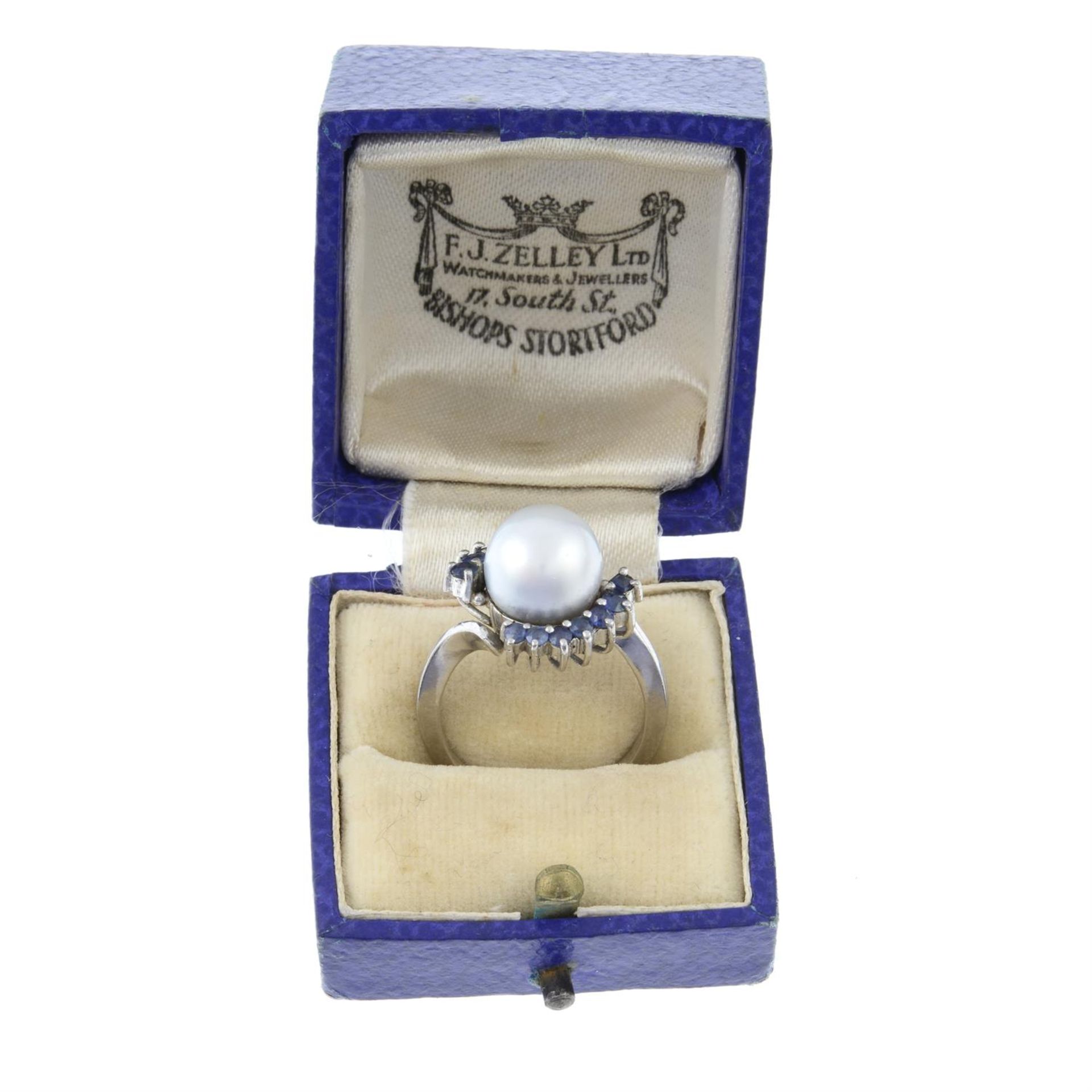 A cultured pearl and sapphire dress ring. - Bild 3 aus 3