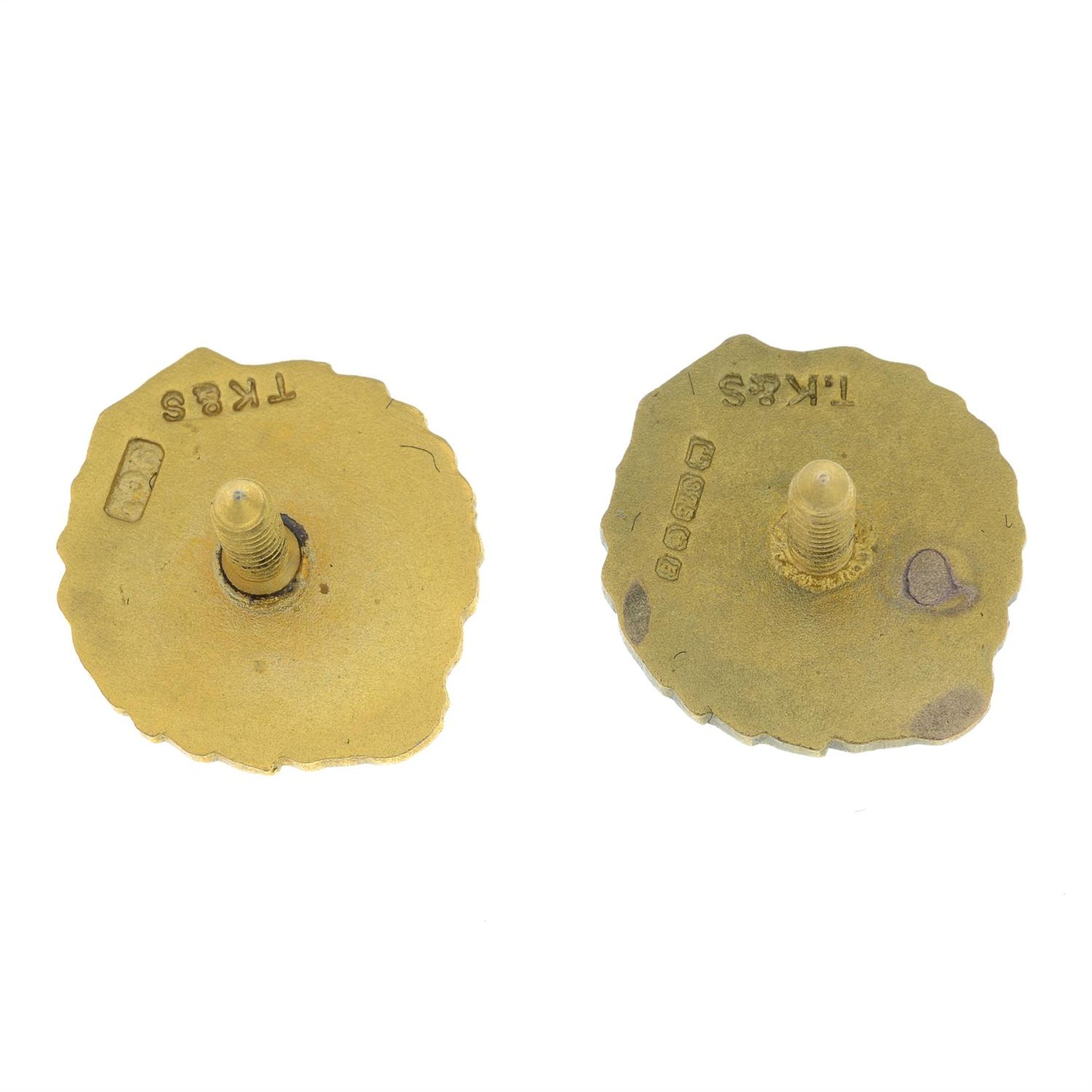 Two 1960's and 1970's 9ct gold 'Coca Cola' enamel service pins. - Bild 2 aus 2
