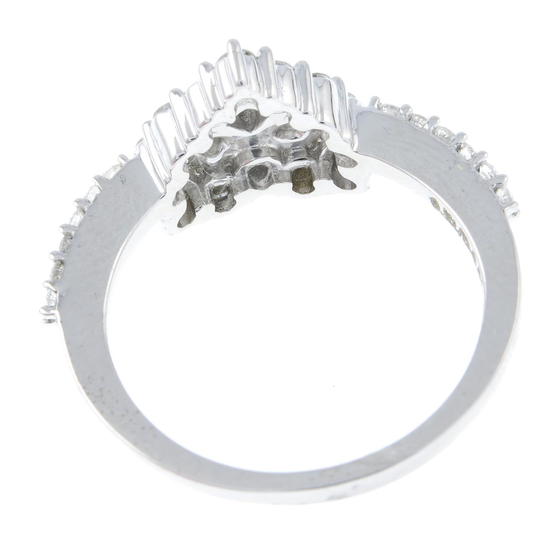 A brilliant-cut diamond heart-shape cluster ring. - Bild 2 aus 2