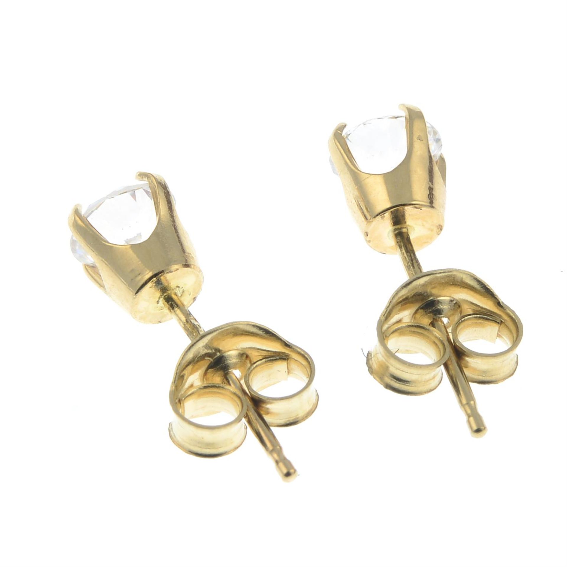 A pair of 14ct gold cubic zirconia single-stone stud earrings. - Bild 2 aus 2