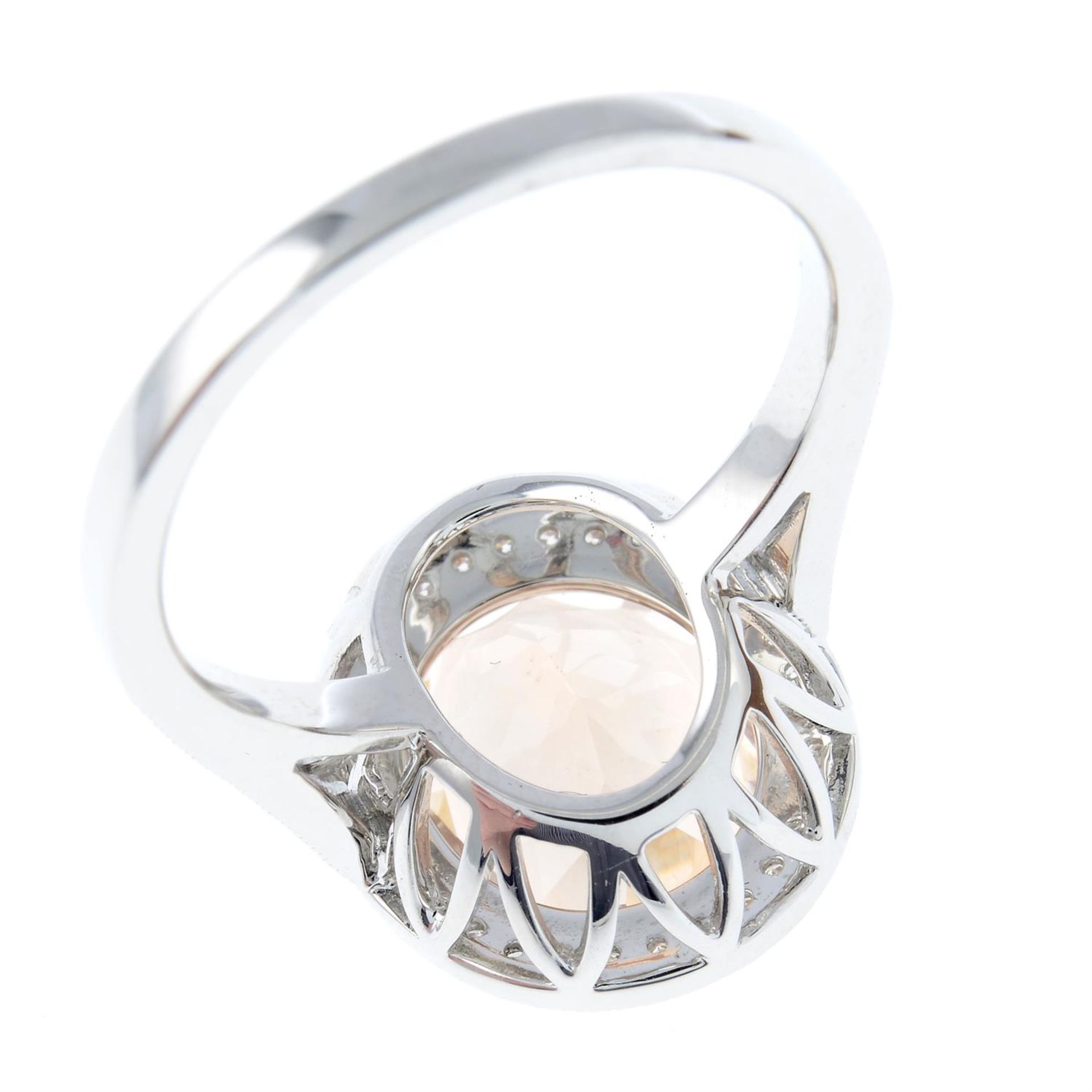 An 18ct gold oval-shape morganite and brilliant-cut diamond cluster ring. - Bild 2 aus 2