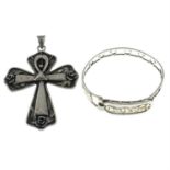 Two items of Egyptian revival jewellery, to include an 'ankh' cross pendant with floral motif and a