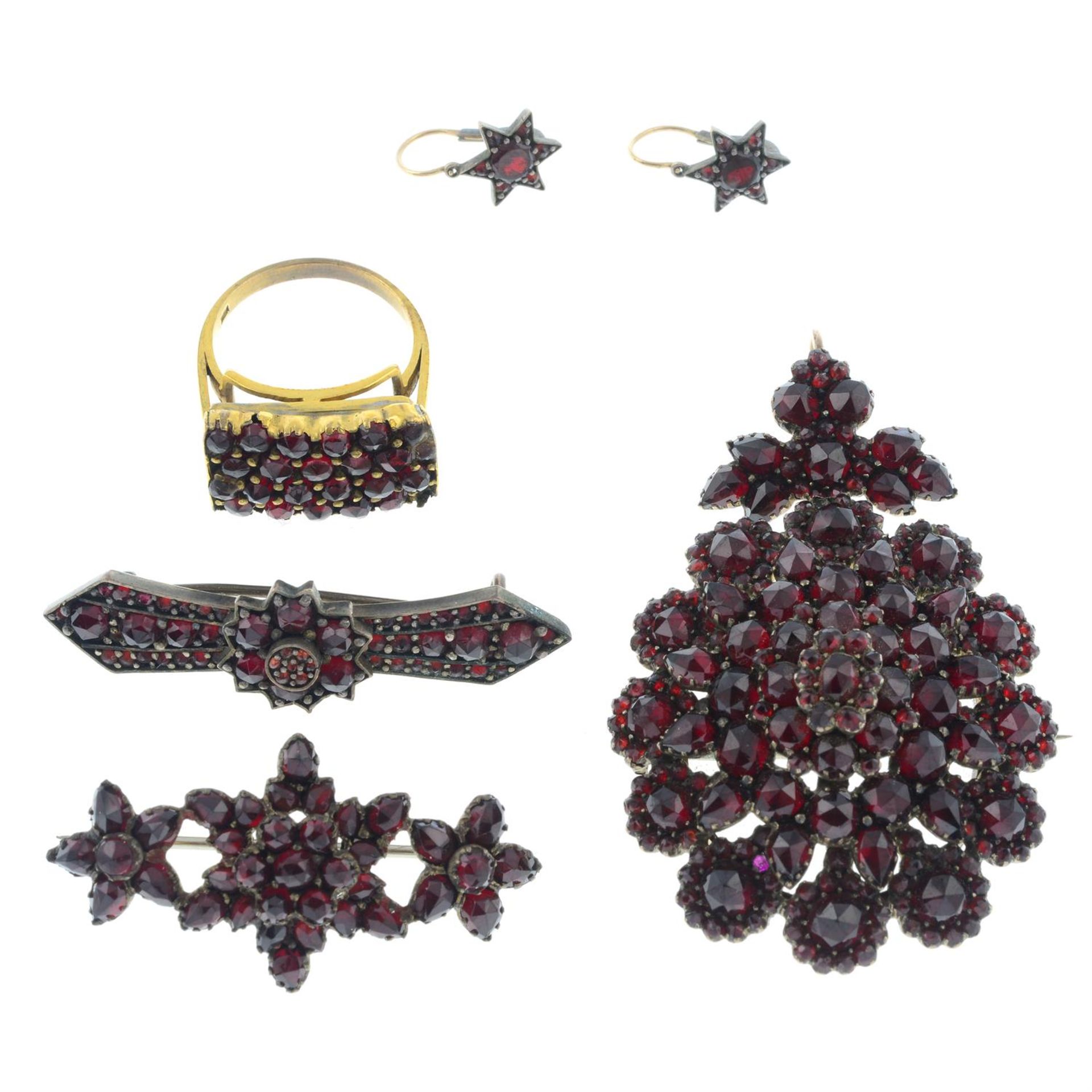 Five early 20th century 'Bohemian garnet' jewellery items.