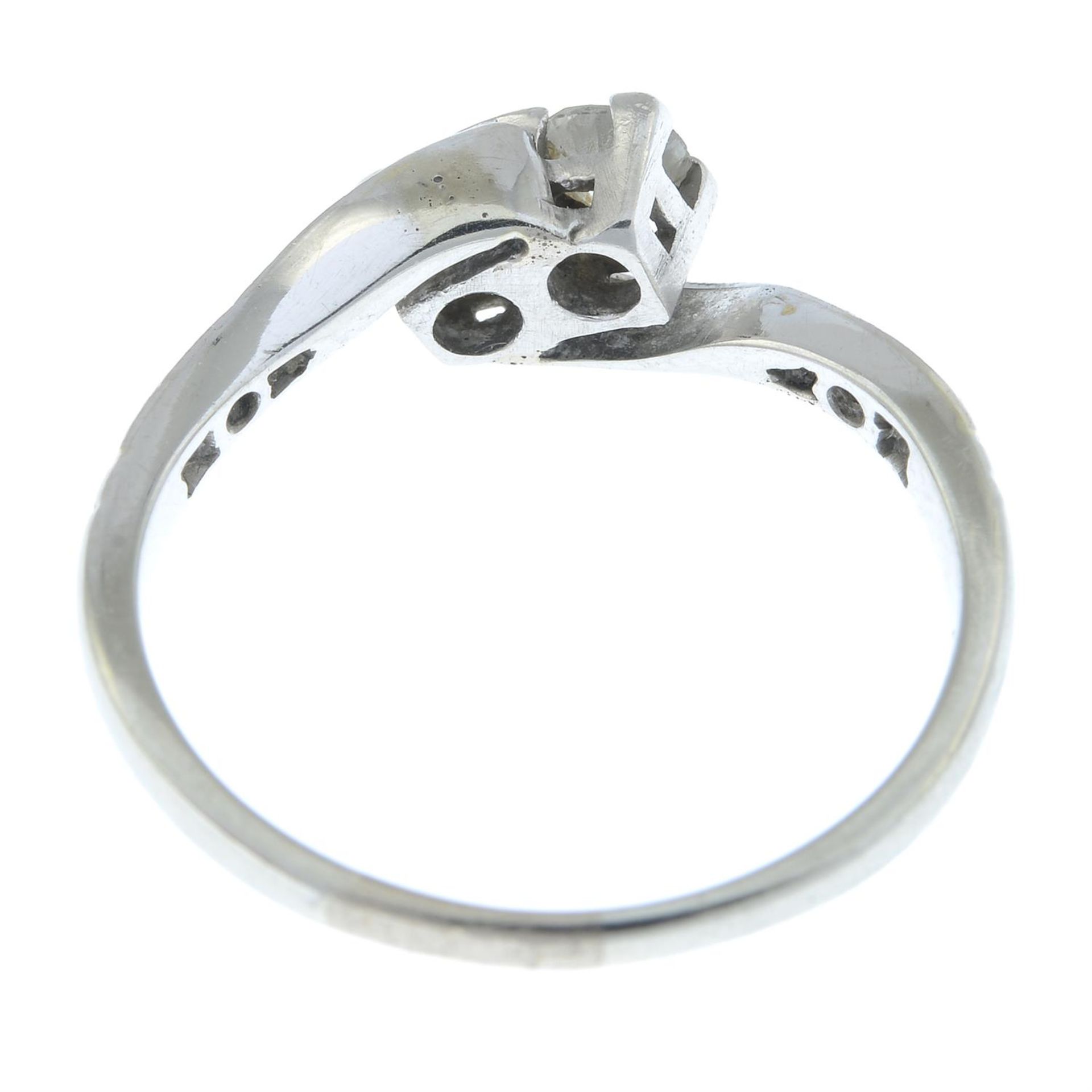 A brilliant-cut diamond crossover ring, with old-cut diamond shoulders. - Bild 2 aus 2