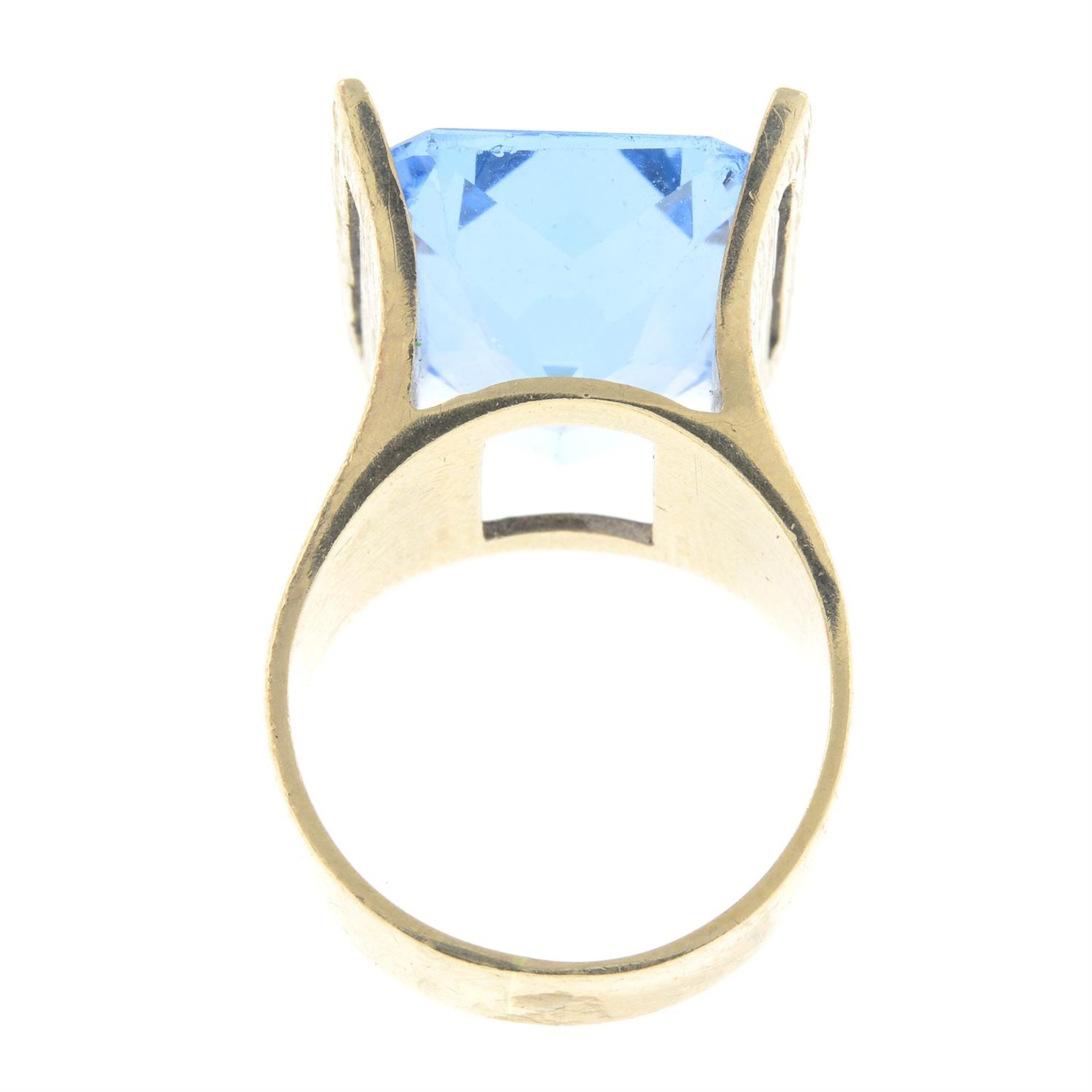 A synthetic blue spinel dress ring. - Bild 2 aus 2