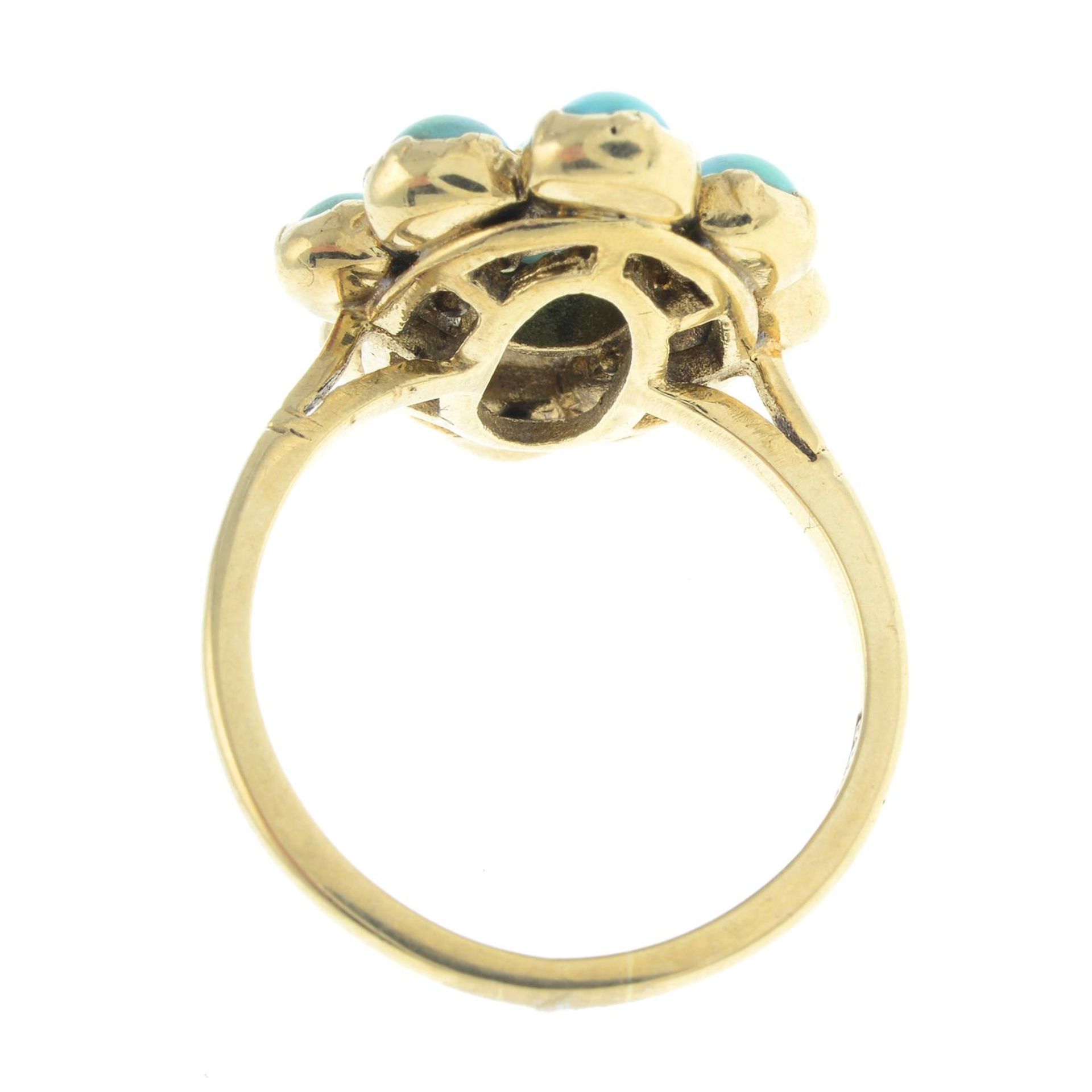A 9ct gold turquoise cluster ring. - Bild 2 aus 2