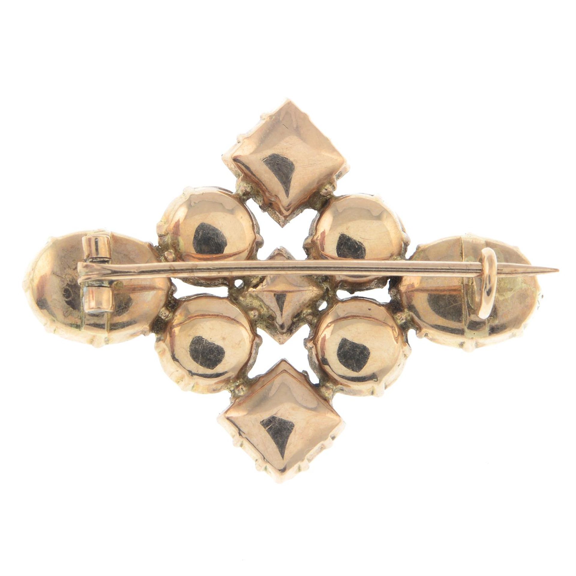 An early 19th century foil-back garnet brooch. - Bild 2 aus 2
