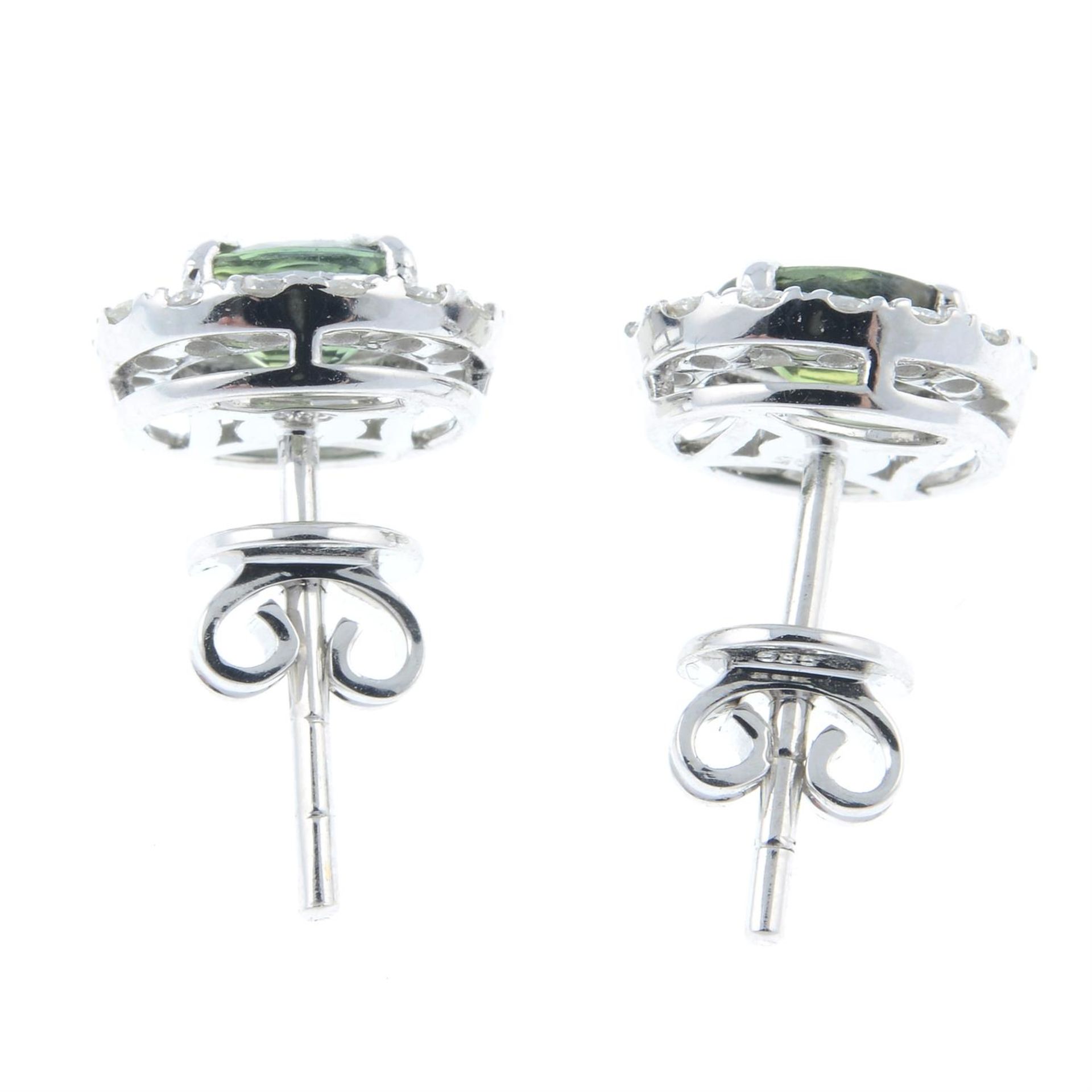 A pair of green tourmaline and diamond cluster earrings. - Bild 2 aus 2