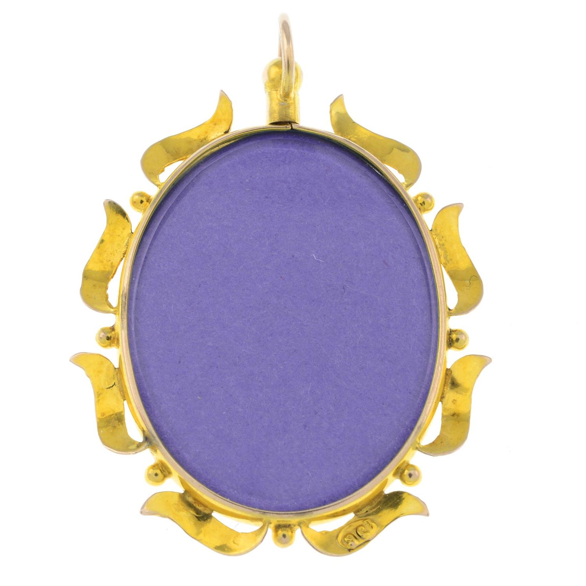 An early 20th century 9ct gold locket pendant. - Bild 2 aus 2