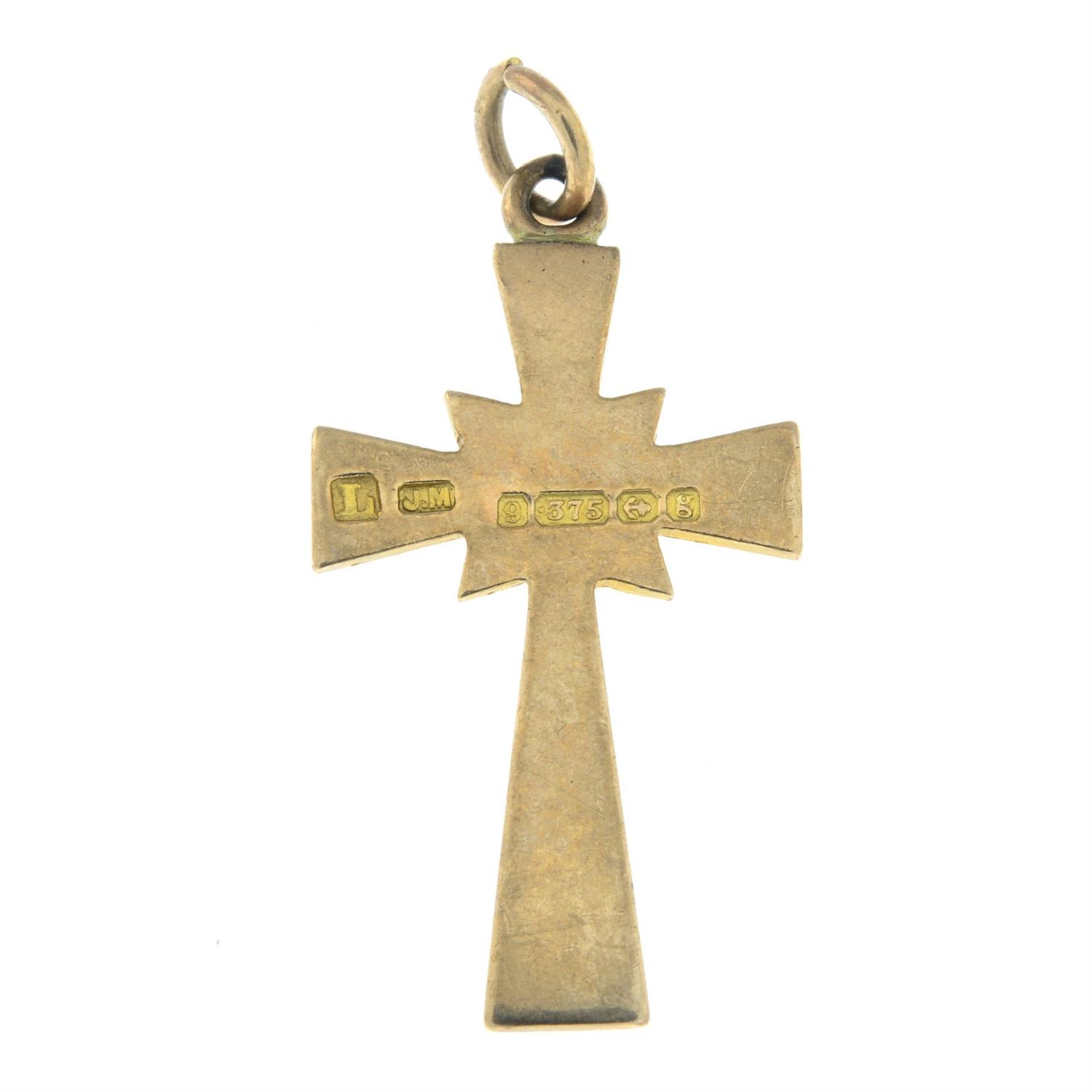 An Edwardian 9ct gold engraved floral motif cross pendant. - Bild 2 aus 2