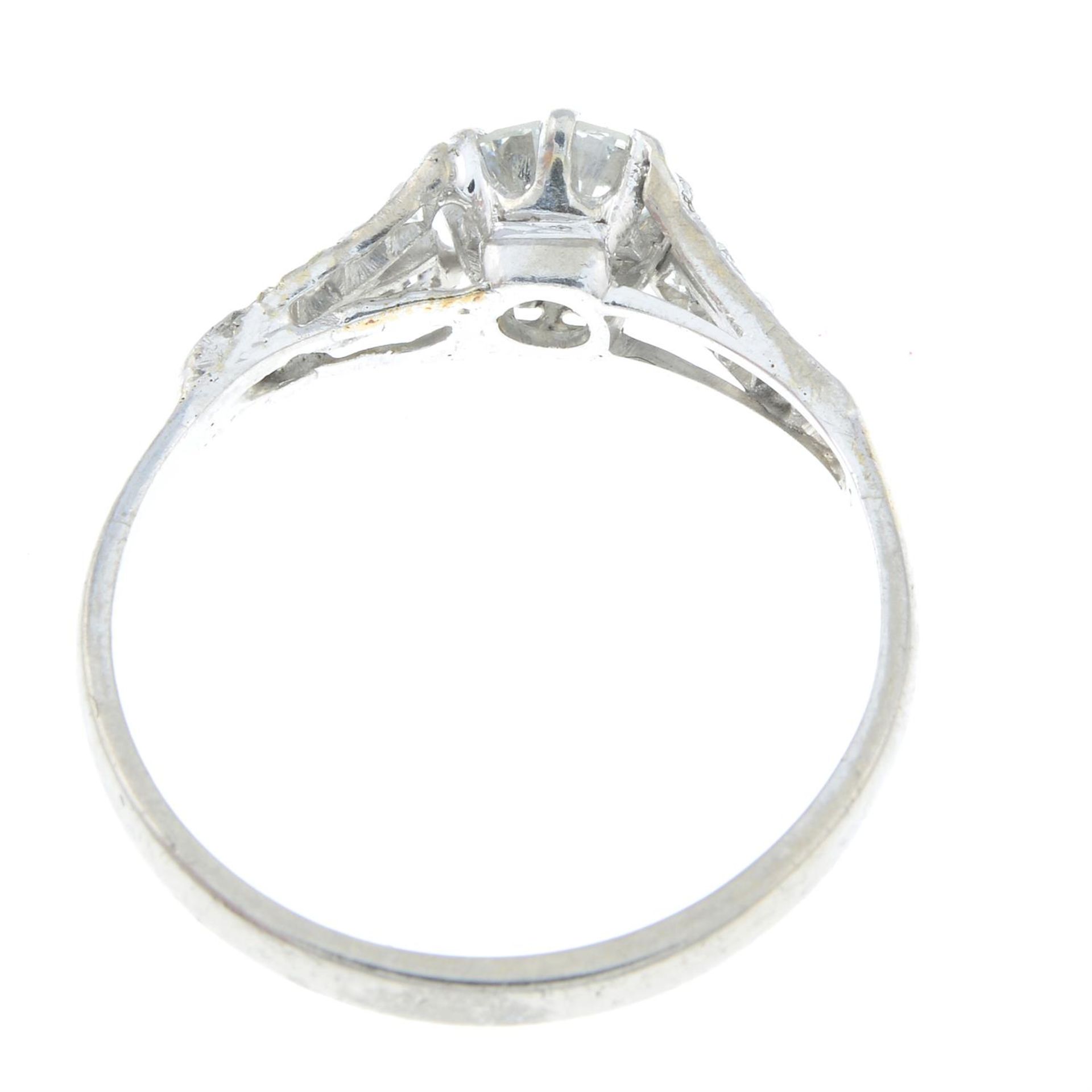 A brilliant-cut diamond single-stoner ring, with pave-set diamond sides. - Bild 2 aus 2
